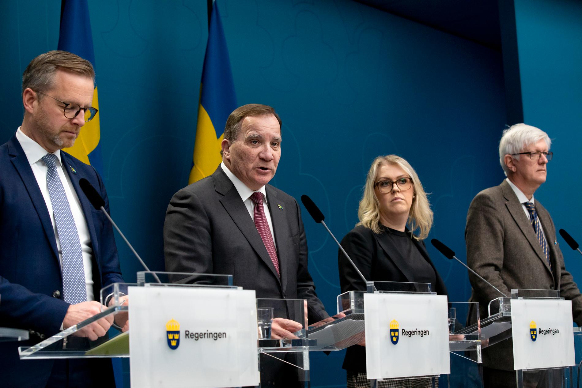 Mikael Damberg, Stefan Löfven och Lena Hallengren under regeringens pressträff på fredagen.