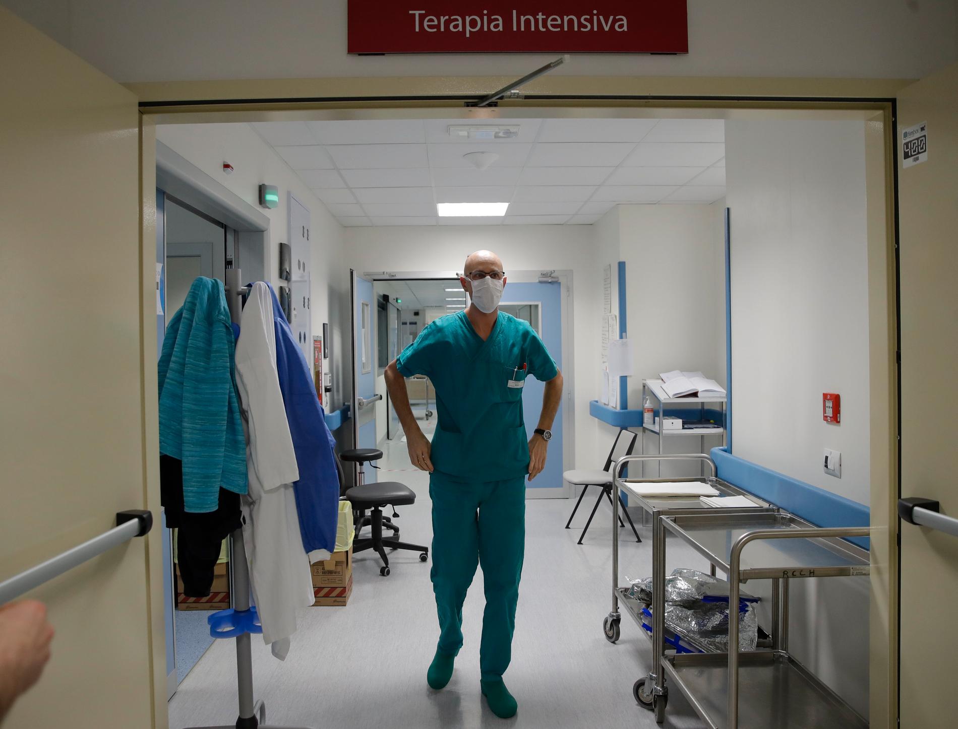 En läkare på intensivvårdsavdelningen på Brescia Spedali Civili-sjukhuset i Italien.