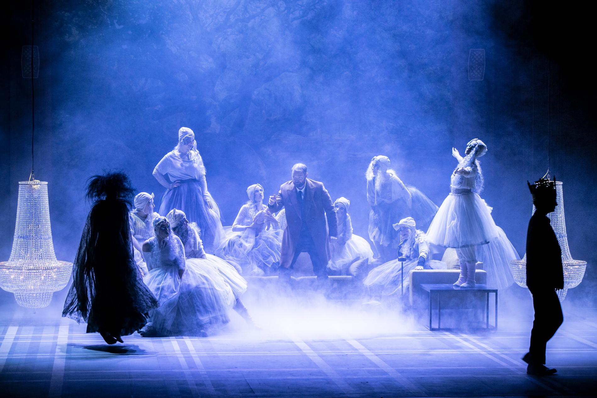 Sara Ribbenstedt, Hrólfur Saemundsson och korister bland häxor i Verdis ”Macbeth” på Norrlandsoperan.