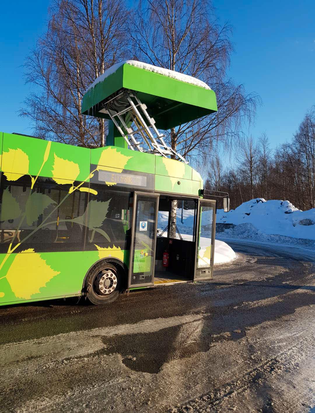 Elbussarna i Umeå får problem i kylan. 