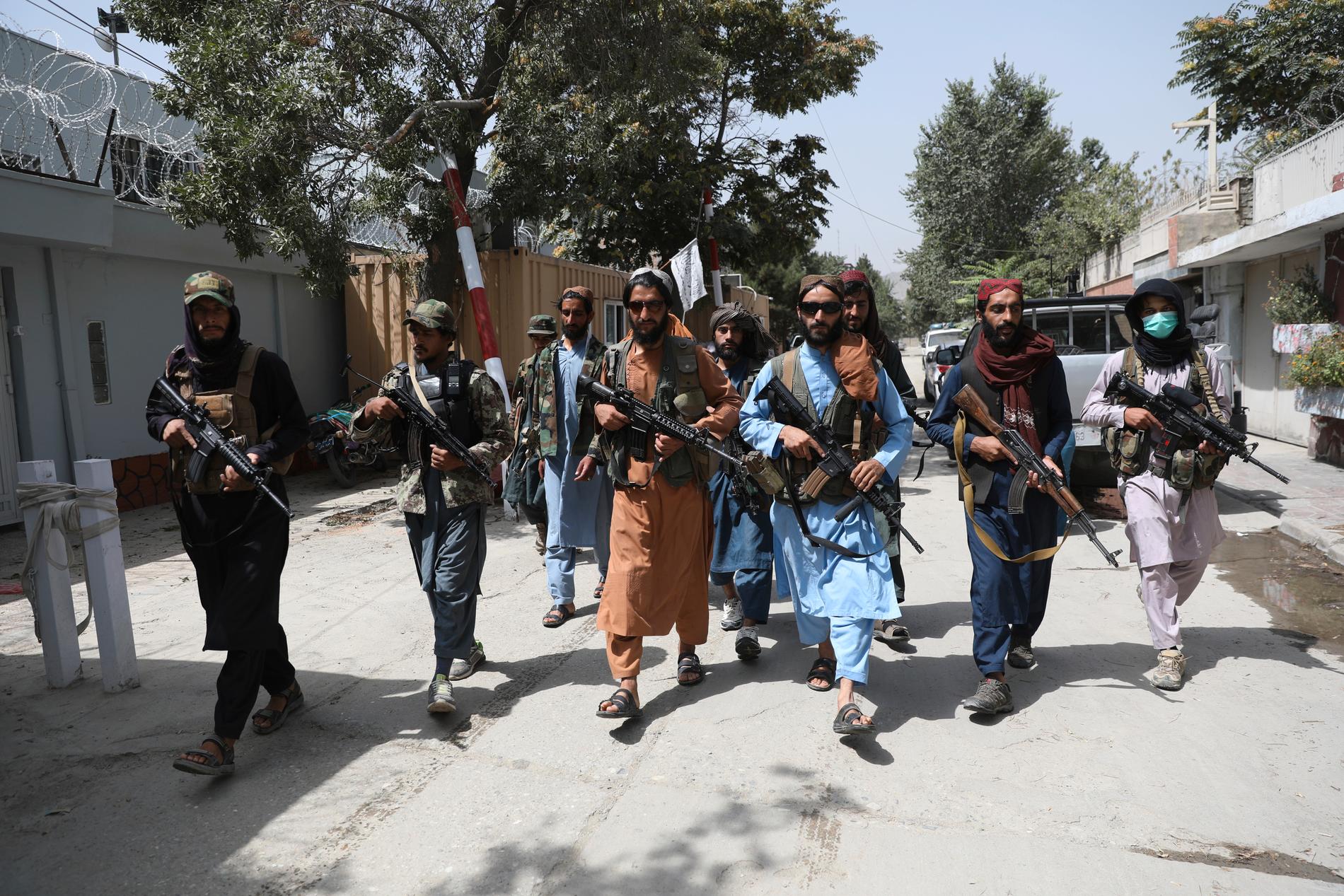 Talibaner marcherar i Kabul.