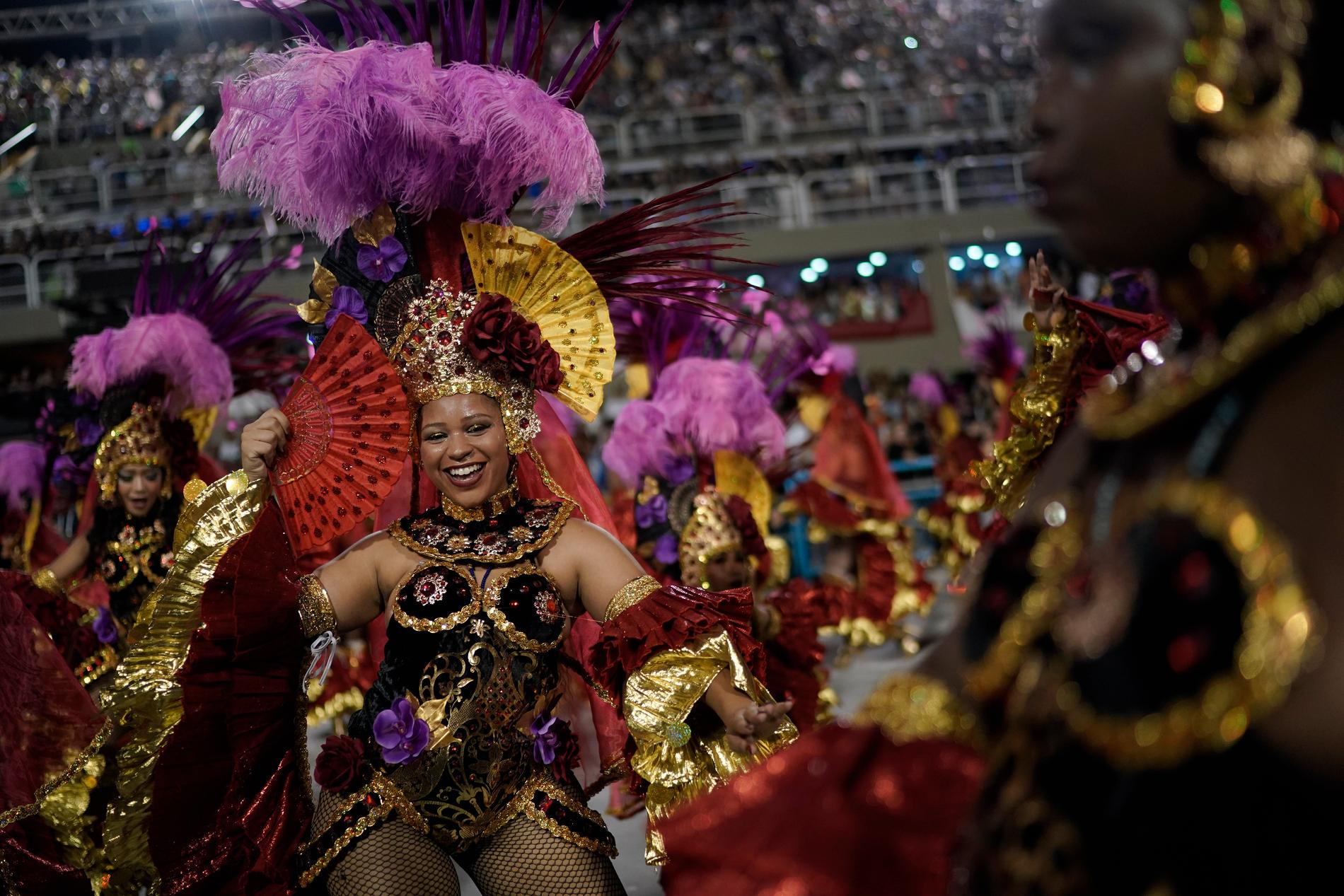 En dansare från sambaskolan Salgueiro uppträder under den senaste karnevalen, i februari i år.