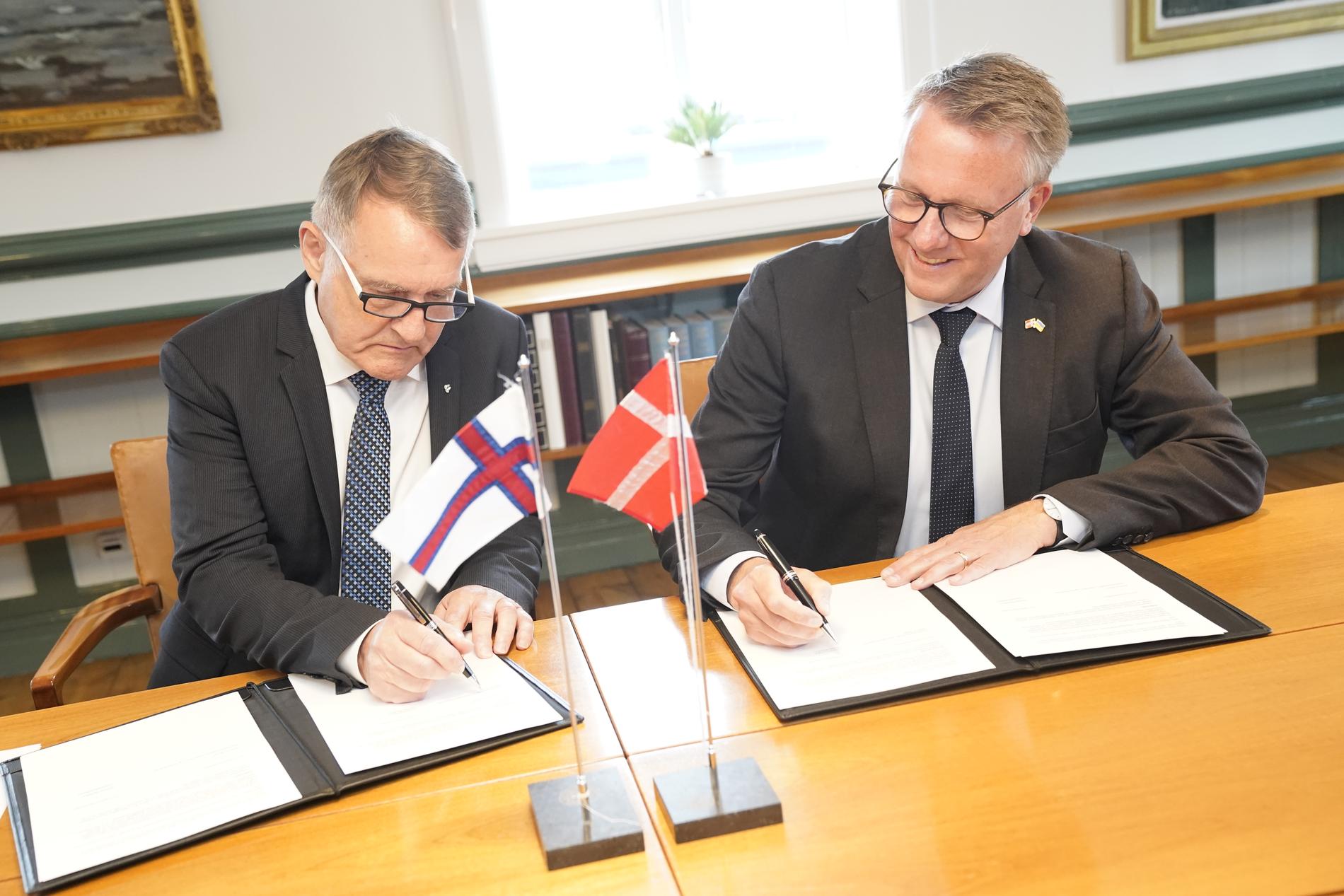 Färöarnas ansvarige för utrikesfrågor Jenis av Rana undertecknar avtalet om en ny radaranläggning utanför Torshamn tillsammans med Danmarks försvarsminister Morten Bødskov (S).