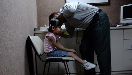 Ljudtortyr Femåriga Lina Abu Ammar har ett hål på ena trumhinnan som inte vill läka.