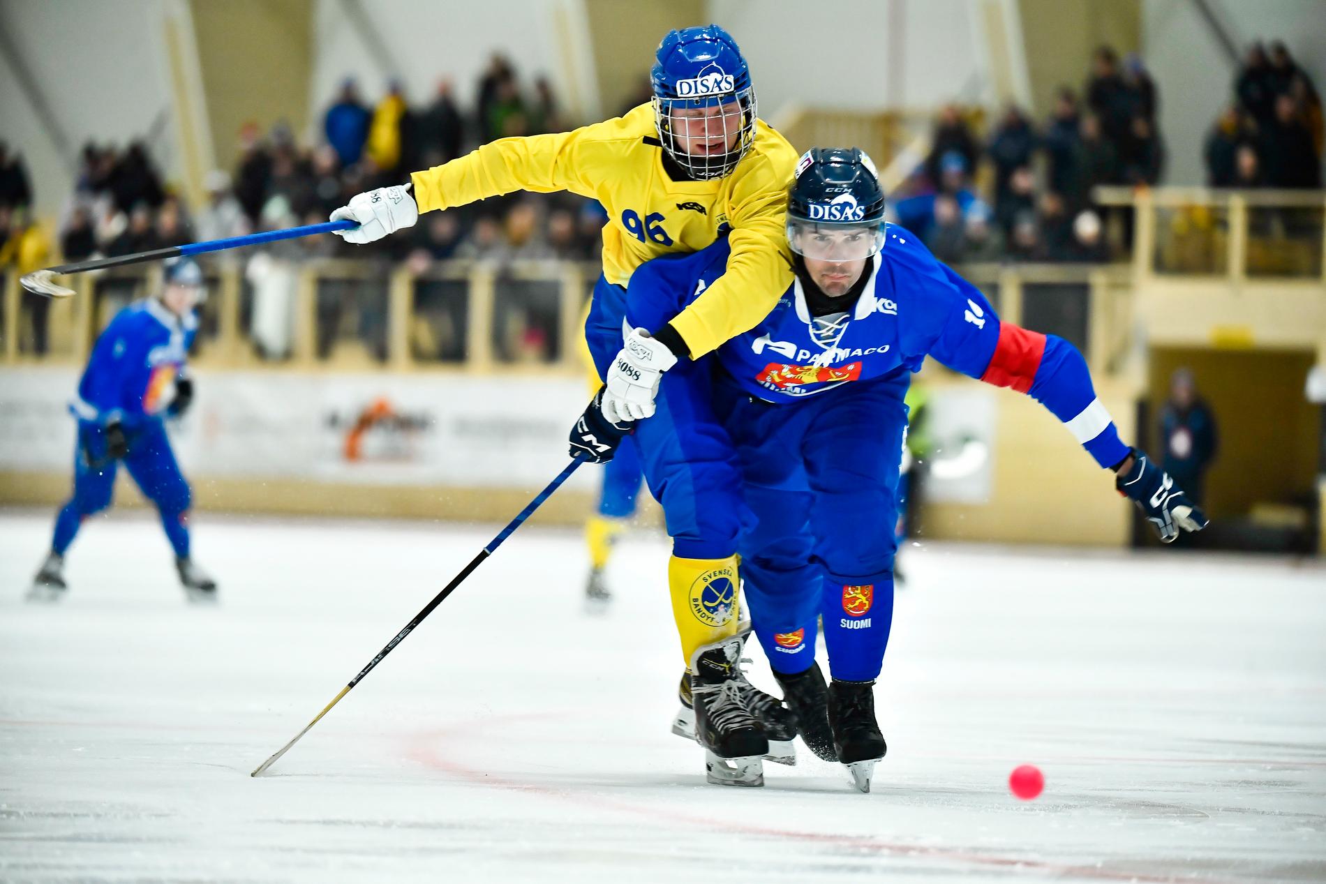 Sveriges Viktor Spångberg i kamp med Finlands lagkapten Samuli Helavuori under VM-finalen.