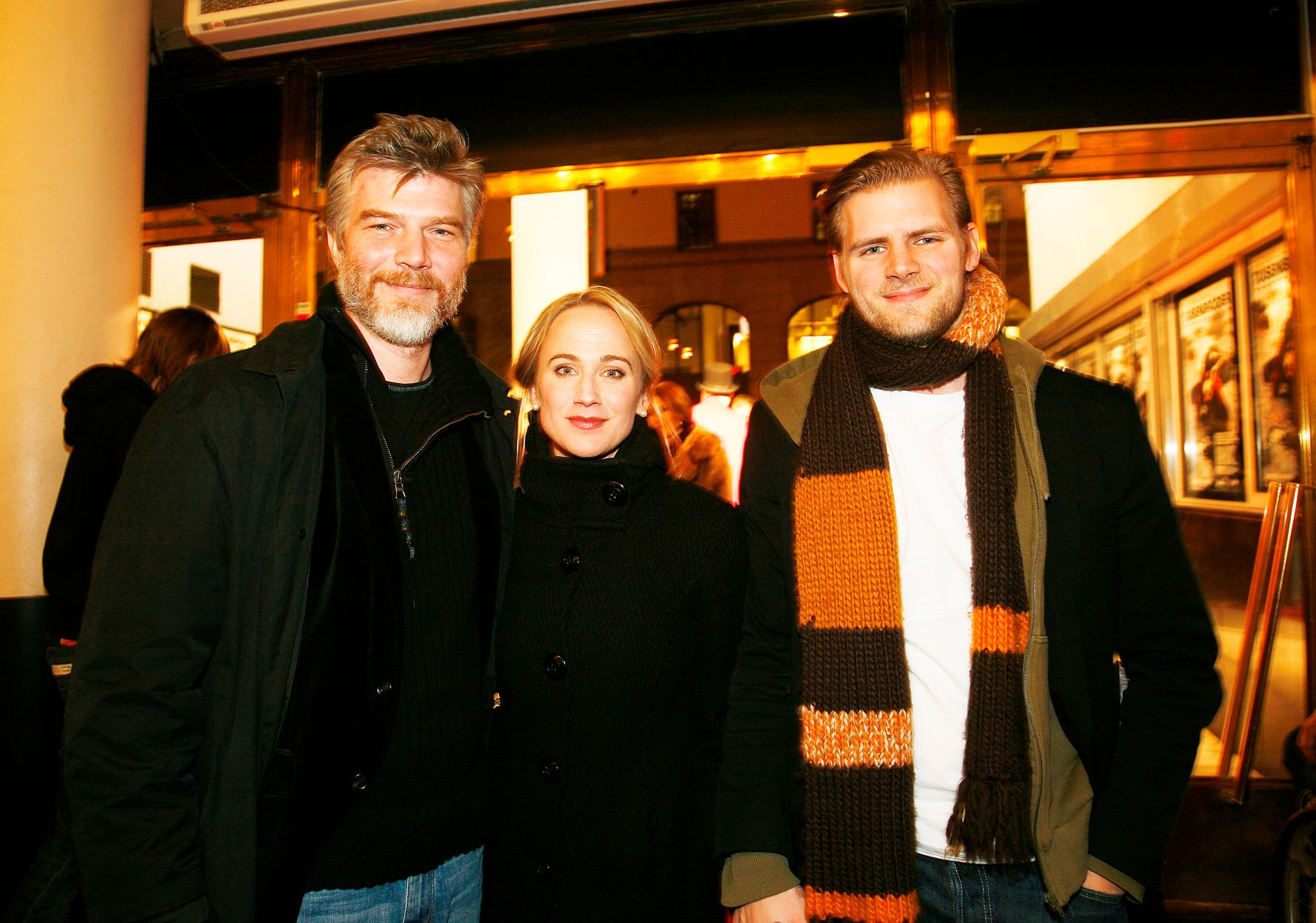 Jakob Eklund, Anja Lundqvist och Theo Holmer på premiär för filmen ”Tusenbröder” 2006.