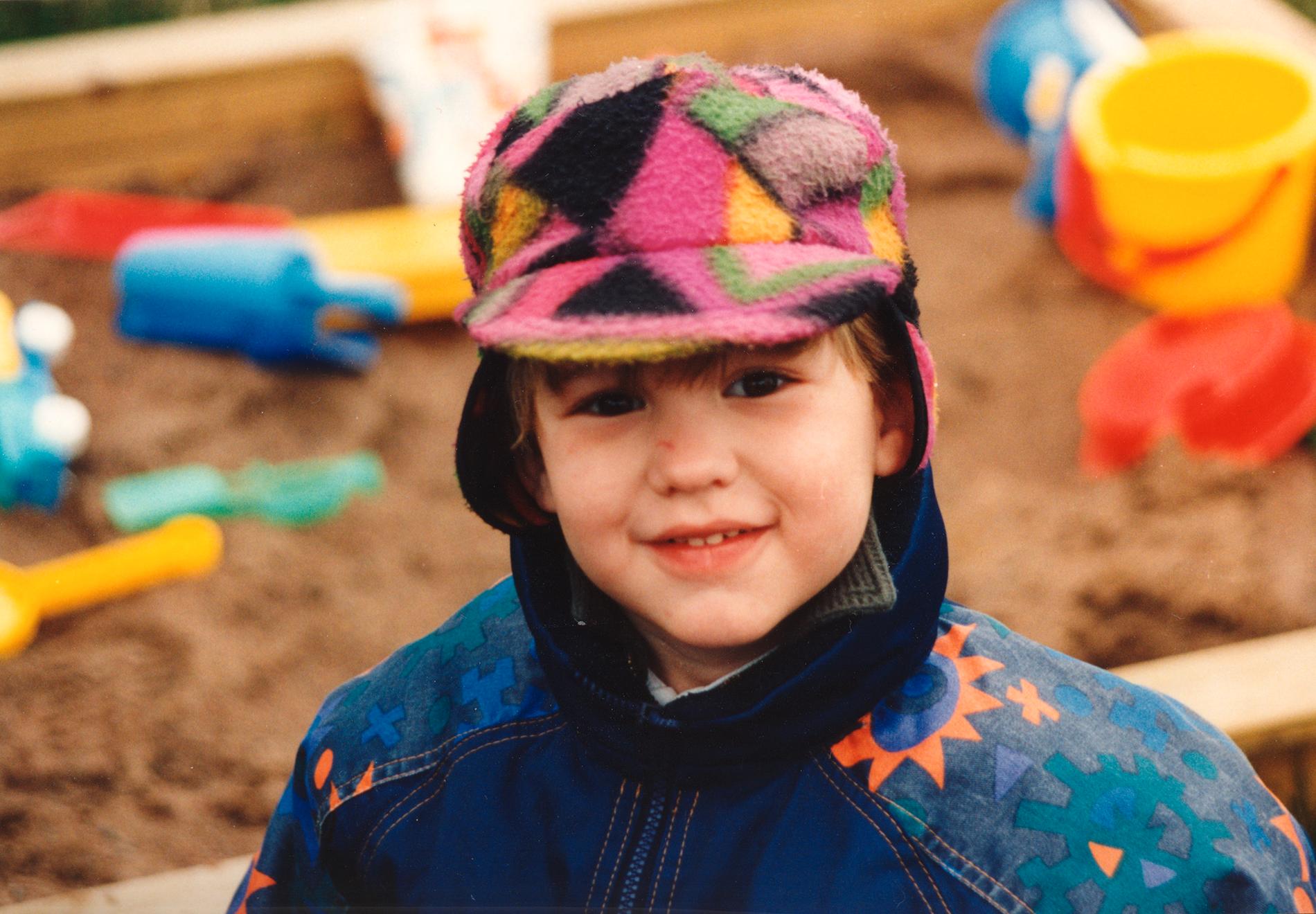 Hugo älskade grävskopor, solrosor och kantareller. Här är han i sandlådan, 4,5 år gammal.