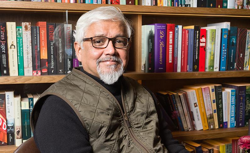 Amitav Ghosh (född 1956), indisk författare vars Ibis-trilogi nu finns översatt till svenska i sin helhet. 