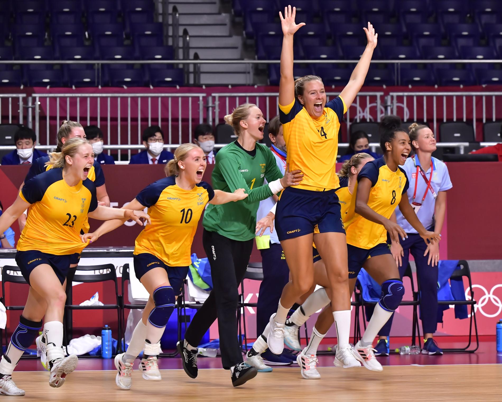 Svenska damerna jublar efter att ha krossat Sydkorea i OS-kvartsfinalen.