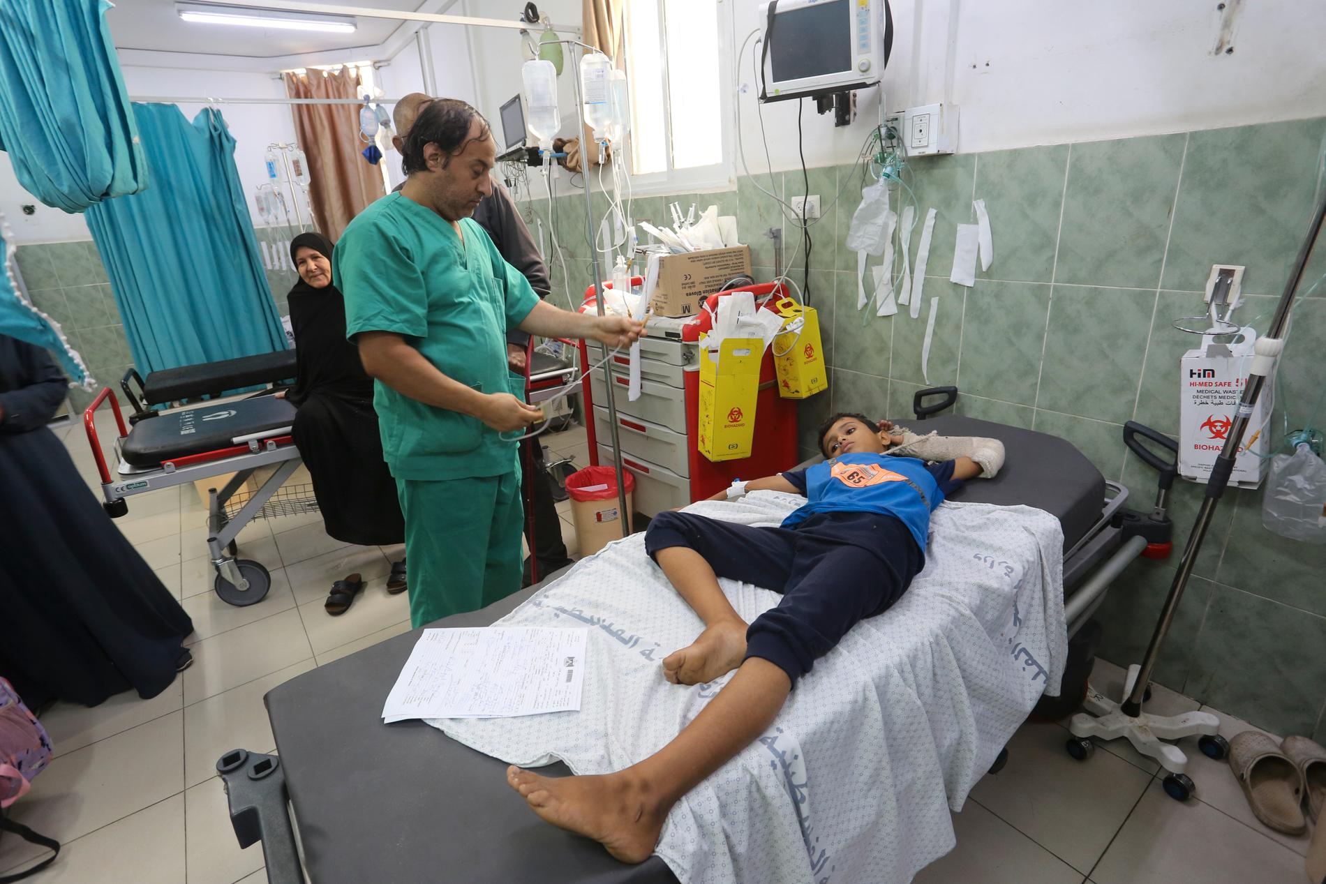 En skada pojke på ett sjukhus i Rafah.