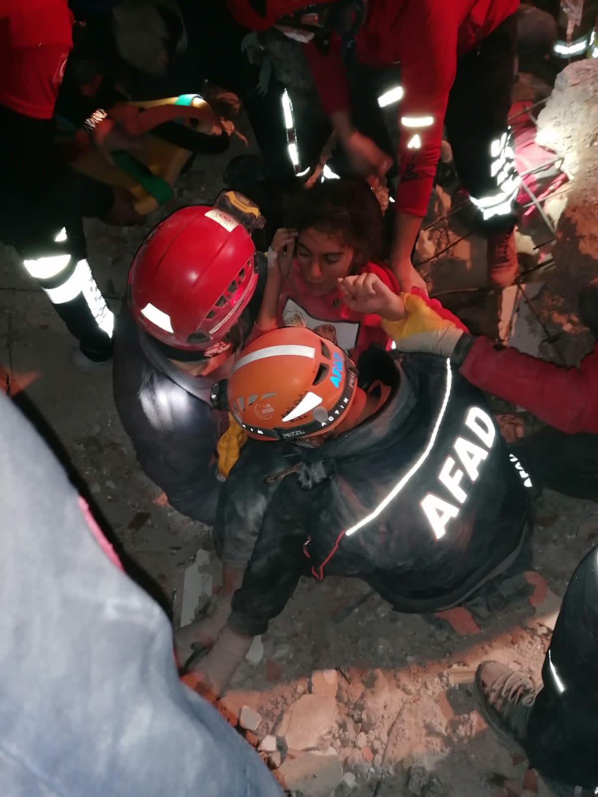 14-åriga İdil Şirin lyfts upp av räddningsteamet. 