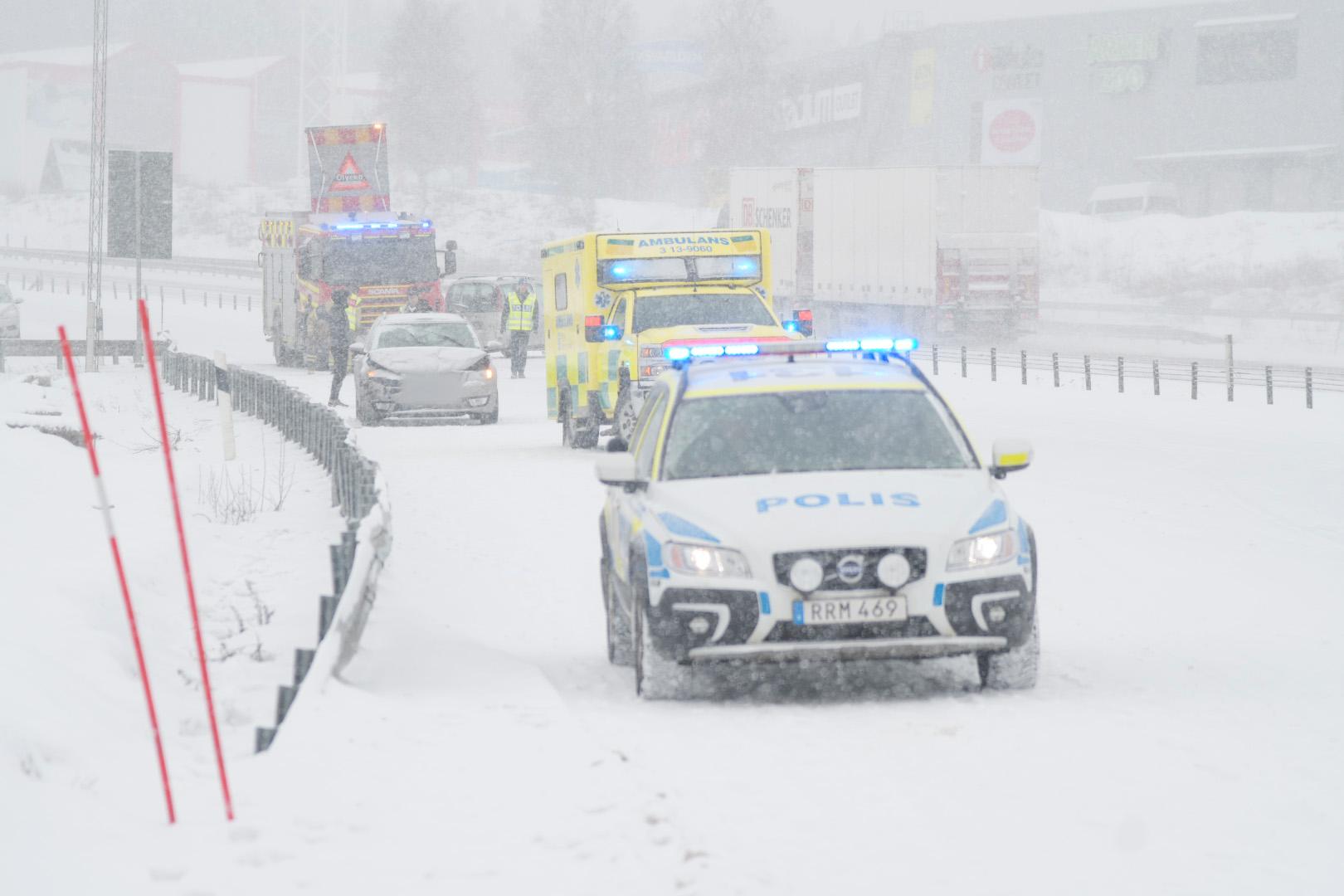 Flera fordon är inblandade i en seriekrock på E4 norr om Sundsvall. Trafiken har stängts av i både södergående och norrgående körfält.