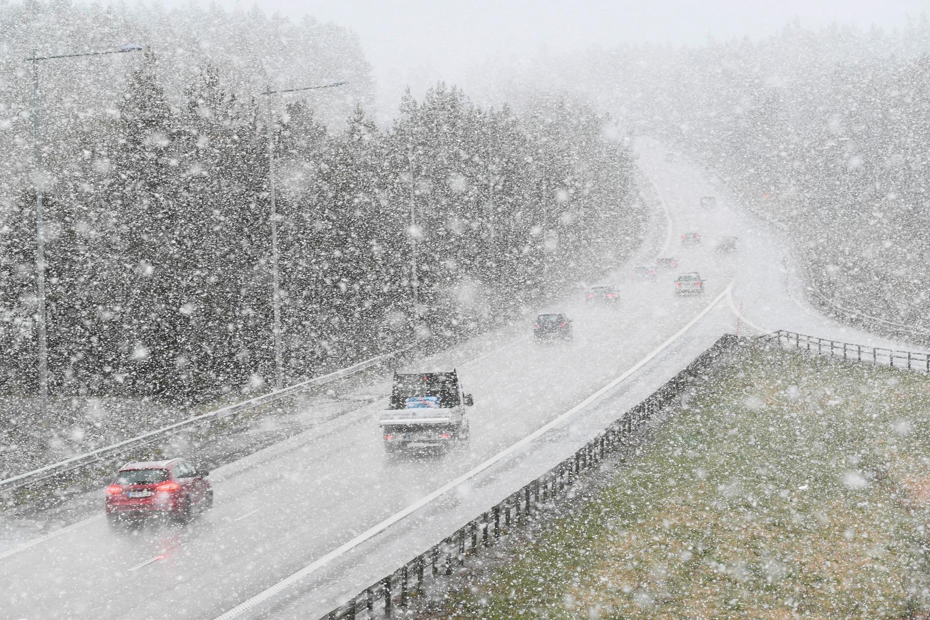 Det kan bli halt på vägarna och snöa under dagen, varnar SMHI för. Arkivbild.