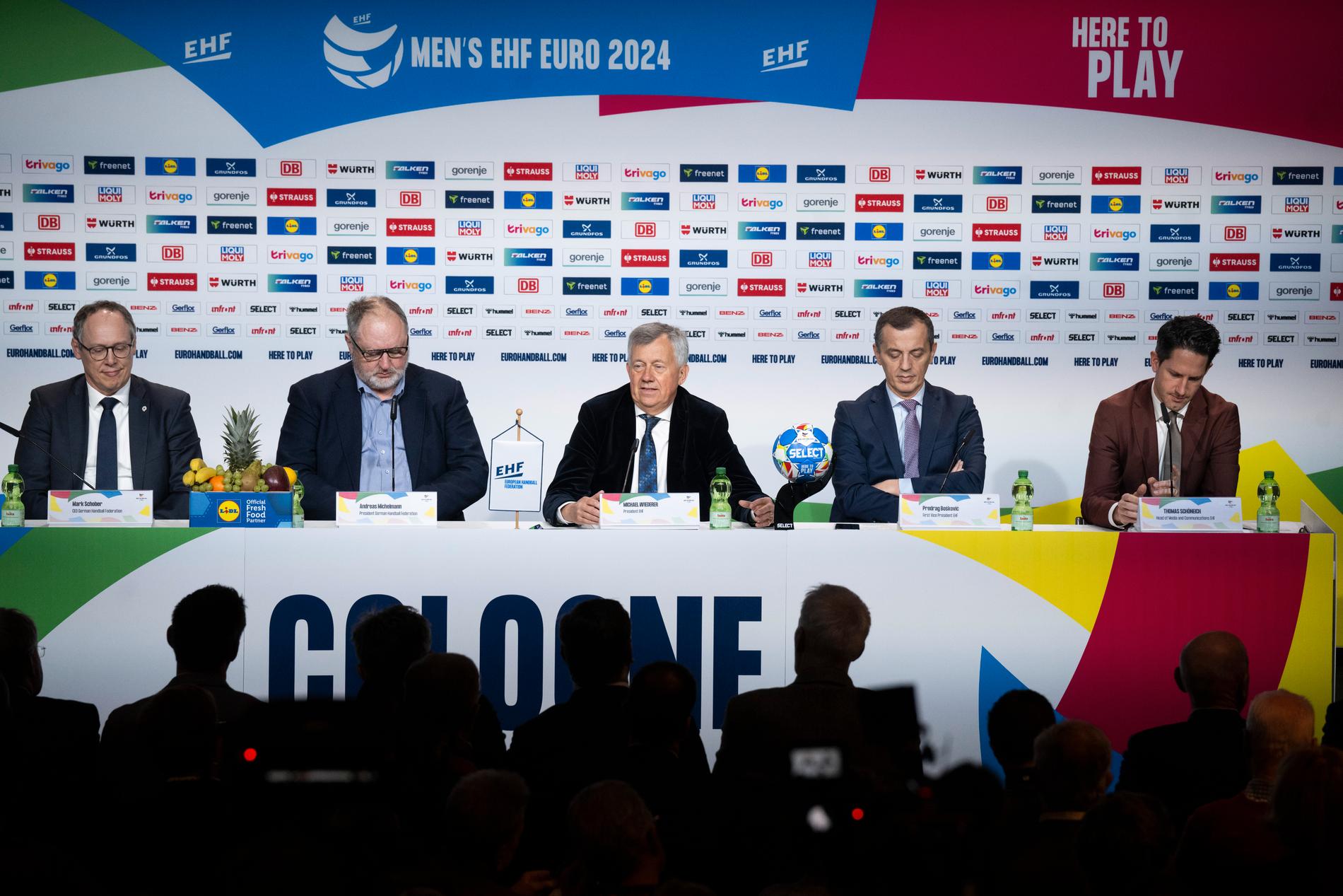 Europeiska handbollsförbundets (EHF) ordförande  Michael Wiederer (mitten) på lördagens presskonferens.