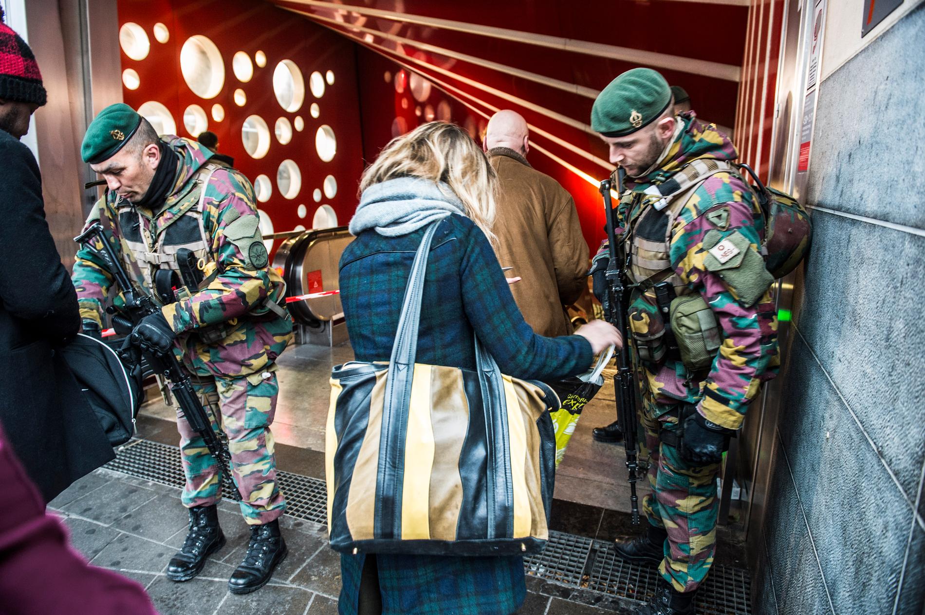 Belgisk polis gör kontroller efter terrorattackerna på Bryssels flygplats och tunnelbana 2016. Arkivbild.