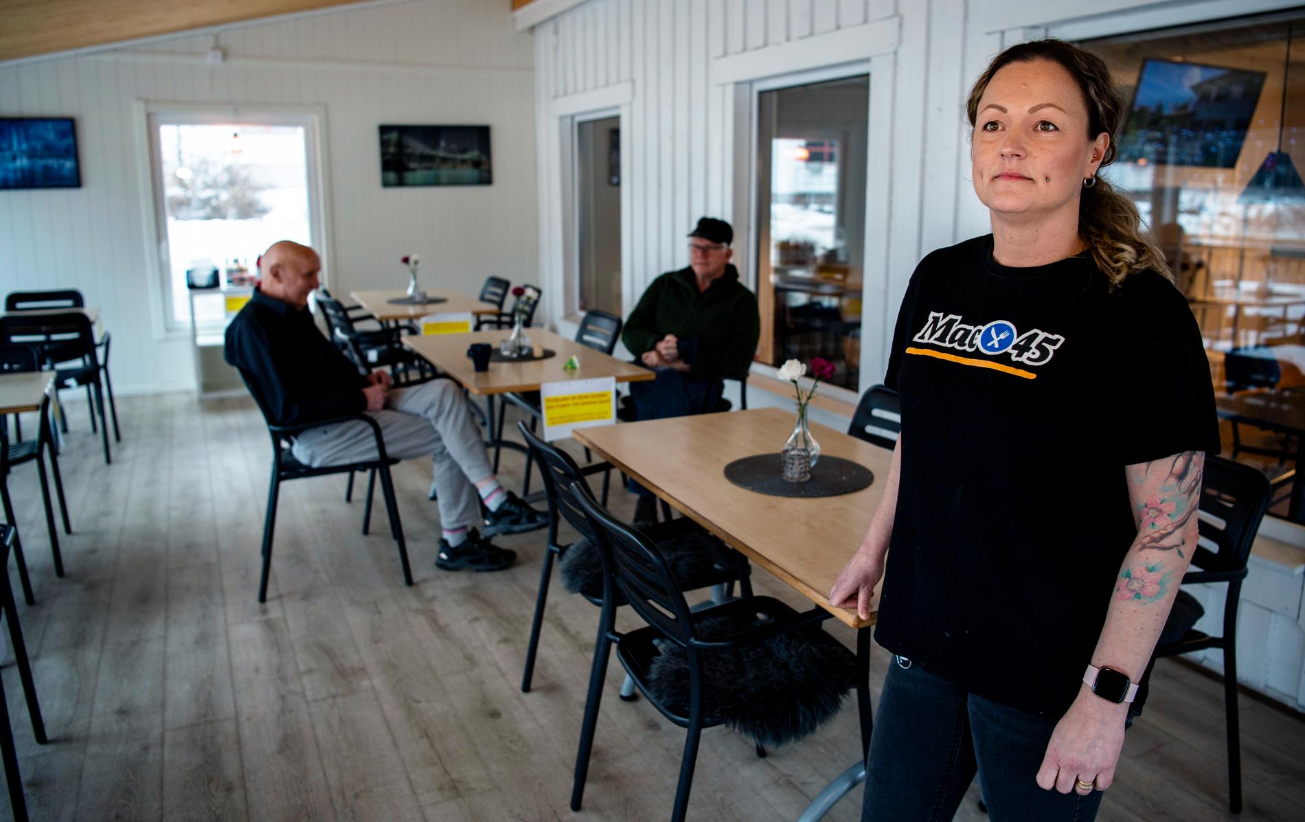 Veronica Olsson jobbar på Mac 45 i Värnäs i Värmland, som svämmar över av besökare under ”stugbytardagar” i fjällen. 