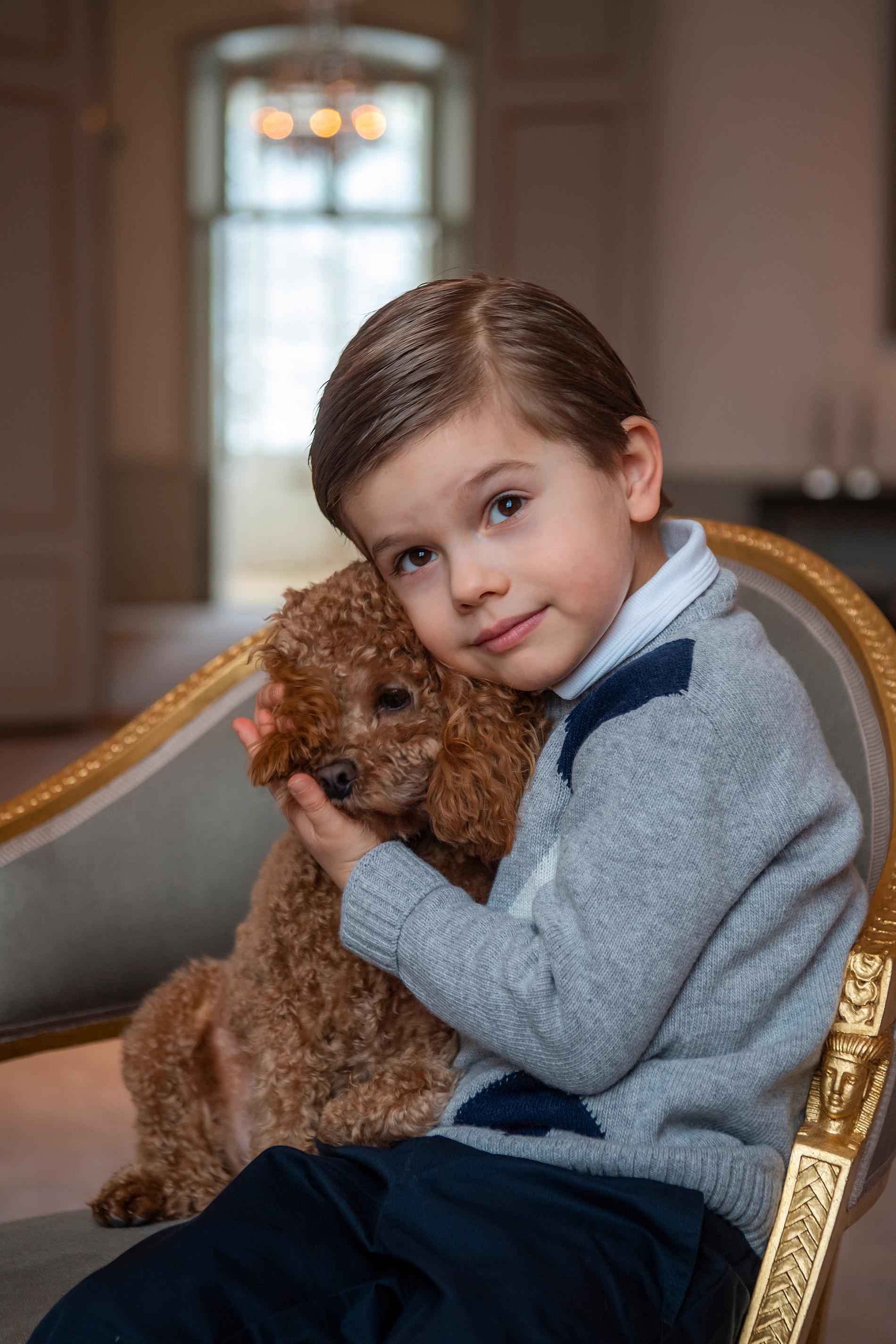 Prins Oscar med hunden Rio.