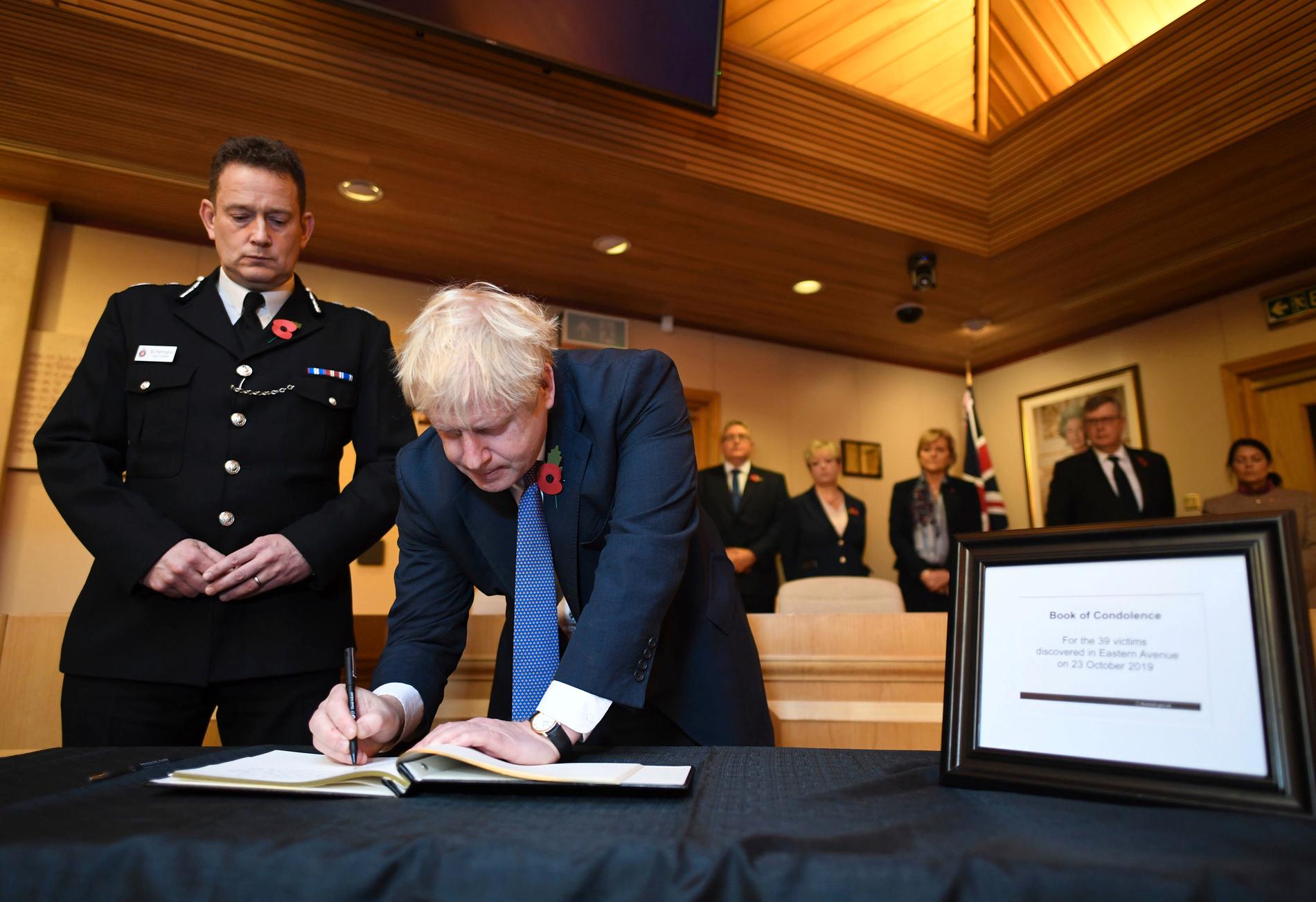 Boris Johnson skriver i en kondoleansbok för de 39 offren.