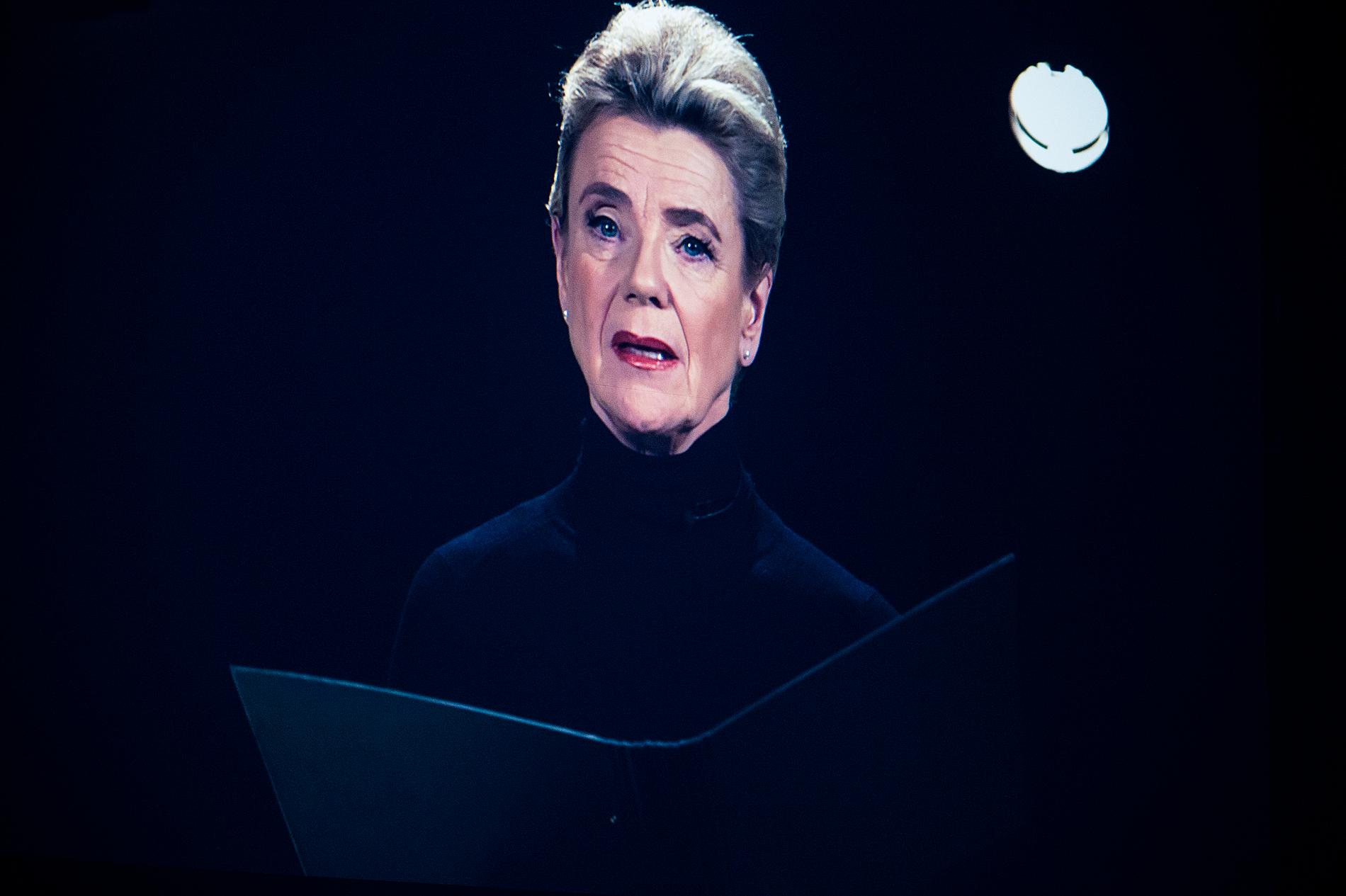 Stina Ekblad reciterar Samir & Viktors "Groupie" i Melodifestivalen 2016.