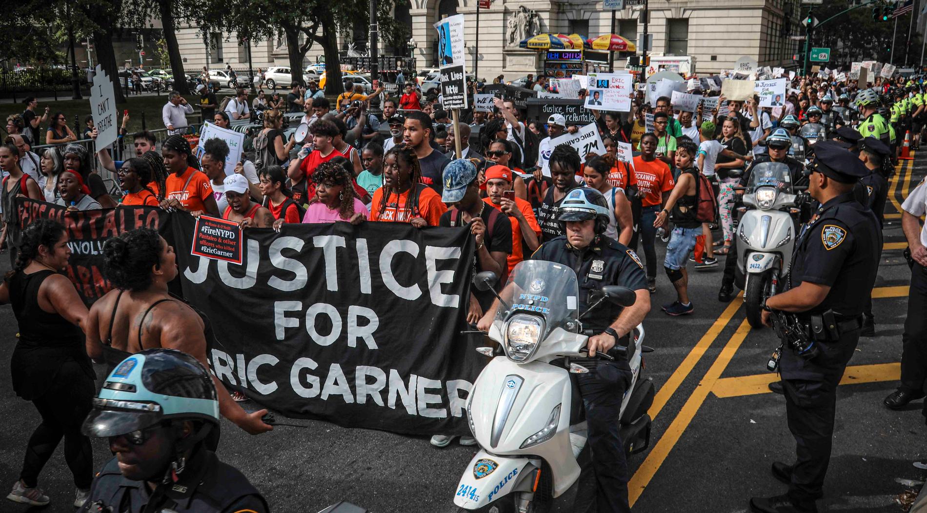 Beslutet nyligen att inte åtala polisen som anklagas för Eric Garners död fem år tidigare ledde till demonstrationer i juli. Arkivbild