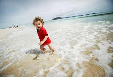 Sanden är ljummen och vattnet svalkar på stranden i Corralejo, Fuerteventura. Perfekt för en liten 2-åring som Barnes Wallis från England.