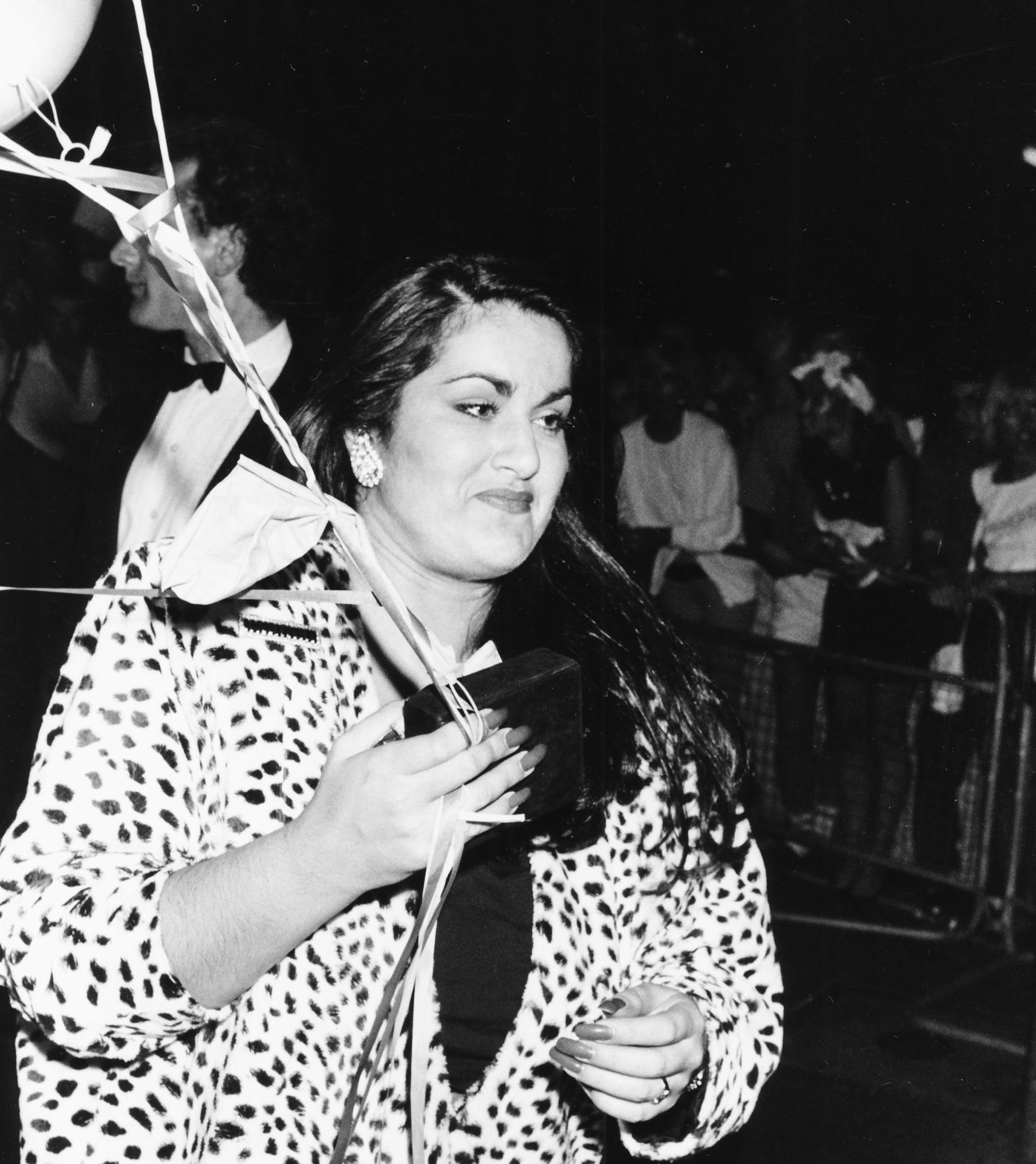 George Michaels syster Melanie Panayiotou anländer med ballonger till Whams avskedsfest i London 1986.