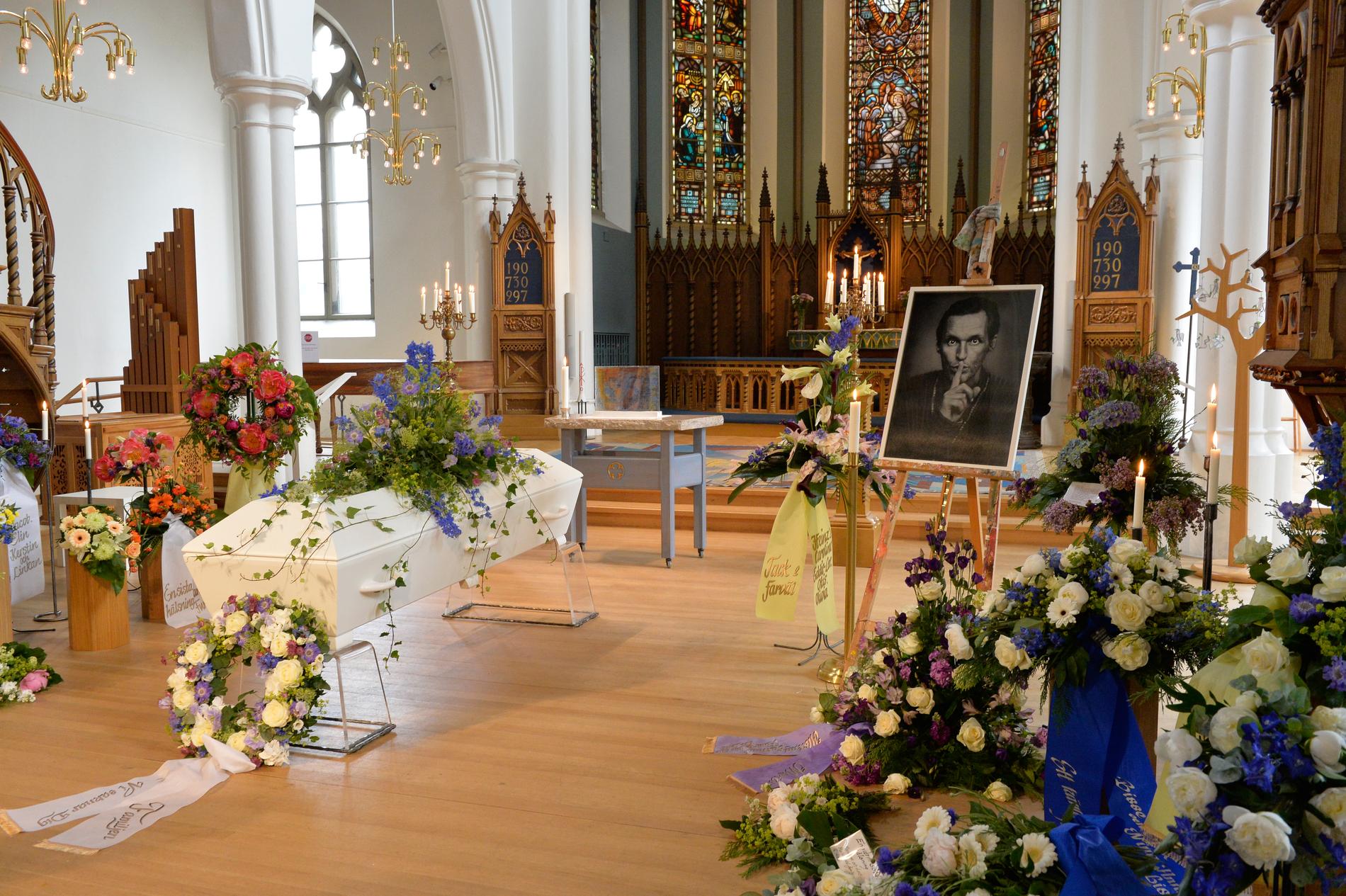 I dag tar familj och vänner farväl av Olle Ljungström i Hagakyrkan i Göteborg.