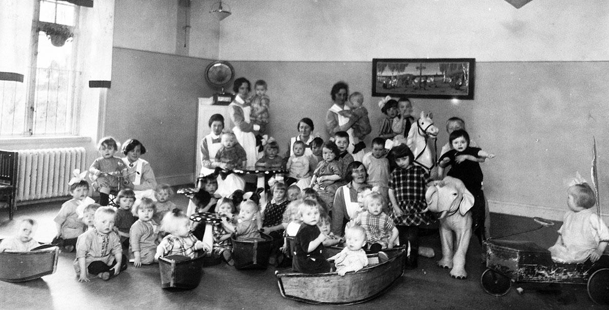 På Lilla Hemmet i Stockholm bodde barn som fötts med syfilissmitta. De behandlades med kvicksilver och långt ifrån alla överlevde.