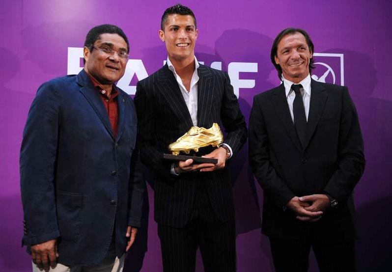 Med ner Ronaldo tog emot guldskon 2008.
