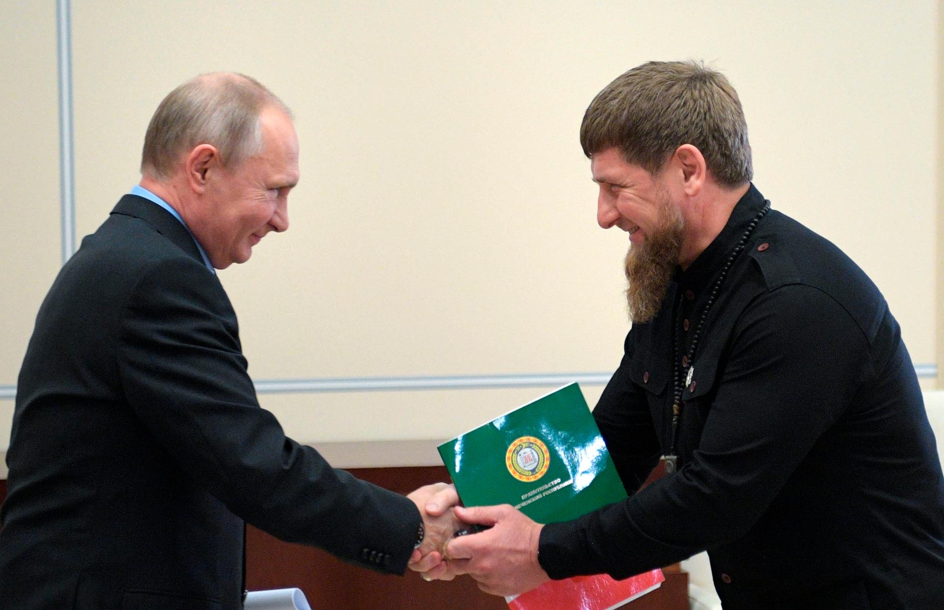 Rysslands president Vladimir Putin och Tjetjeniens ledare Ramzan Kadyrov. Arkivbild.