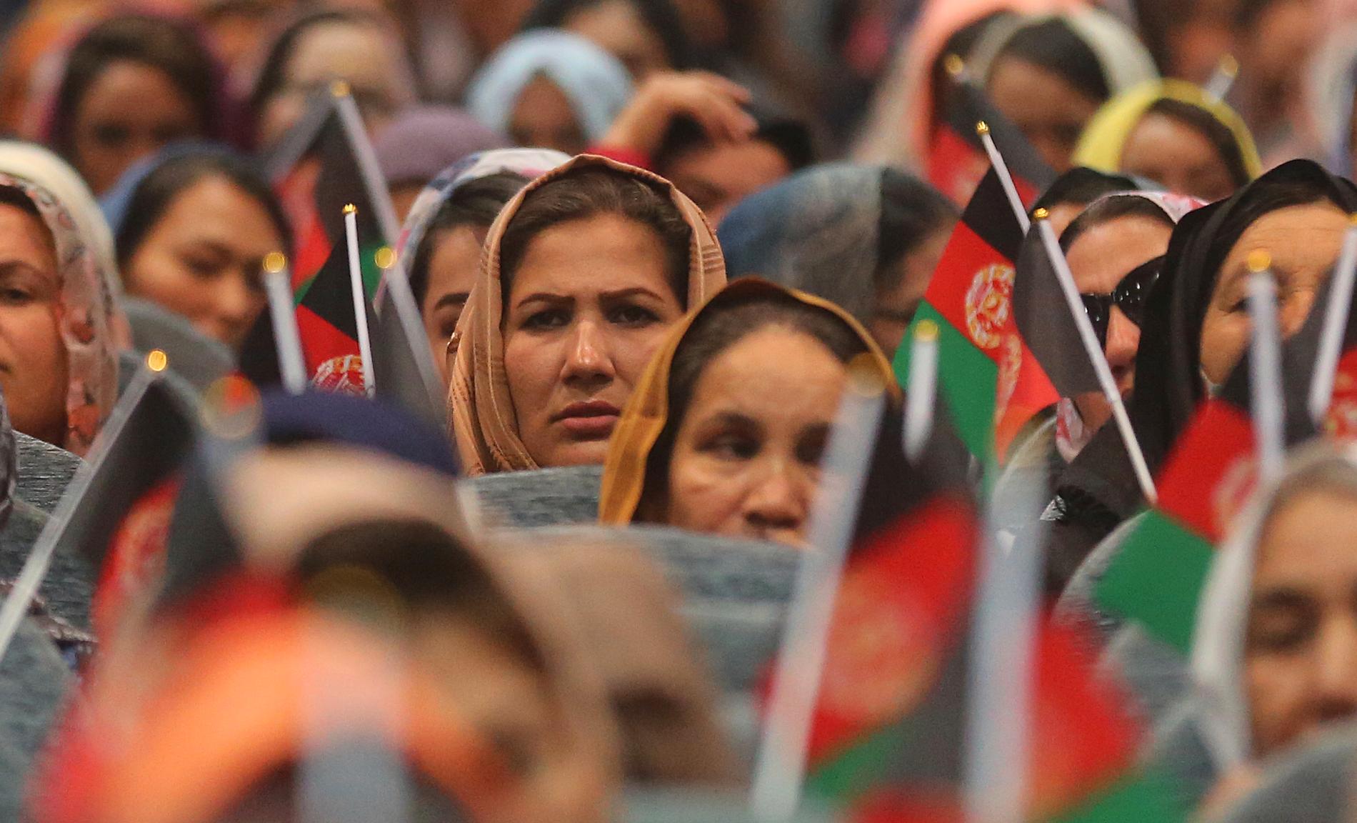 Afghanska kvinnor under ett kampanjmöte till stöd för landets sittande president Ashraf Ghani som hoppas bli omvald i slutet av september. Talibanstyret 1996-2001 var mycket svårt för landets kvinnor.