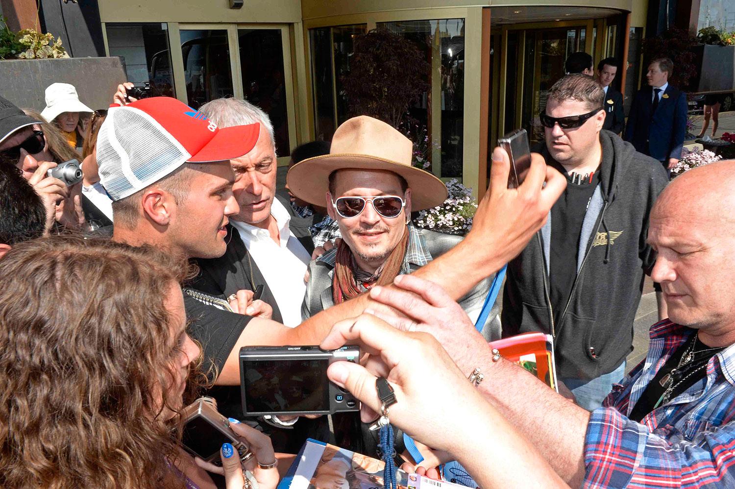 Johnny Depp skriver autografer utanför Grand Hôtel.