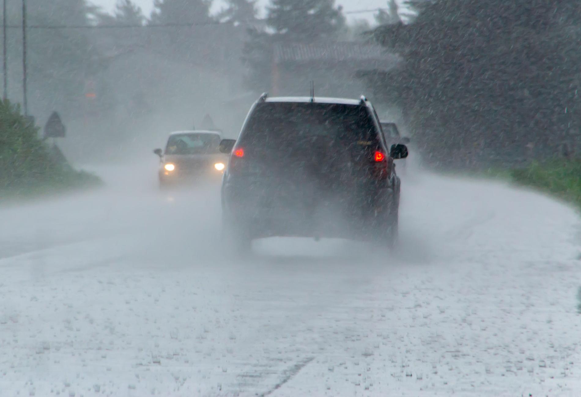 Dåligt väder kommer på förstaplats av saker som gör folk irriterade när de åker bil, enligt en undersökning som Aftonbladet gjort.