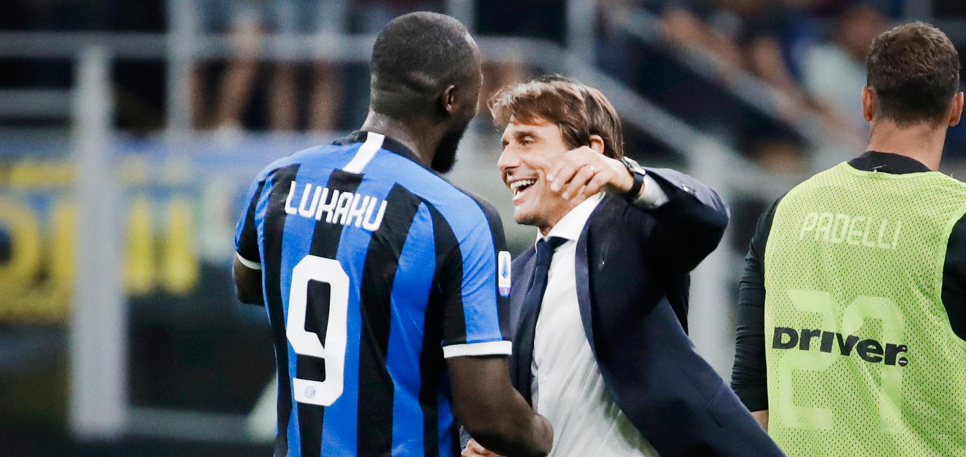 Lukaku får en kram av Conte.