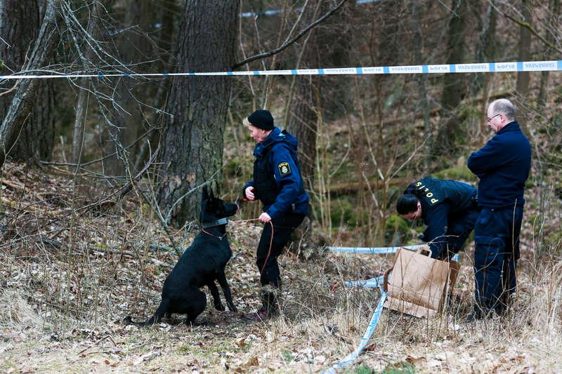 En kvinna hittades död vid Silverån i byn Silverdalen. Skadorna på hennes kropp fick polisen att inleda en förundersökning om misstänkt mord och samma kväll greps hennes make.