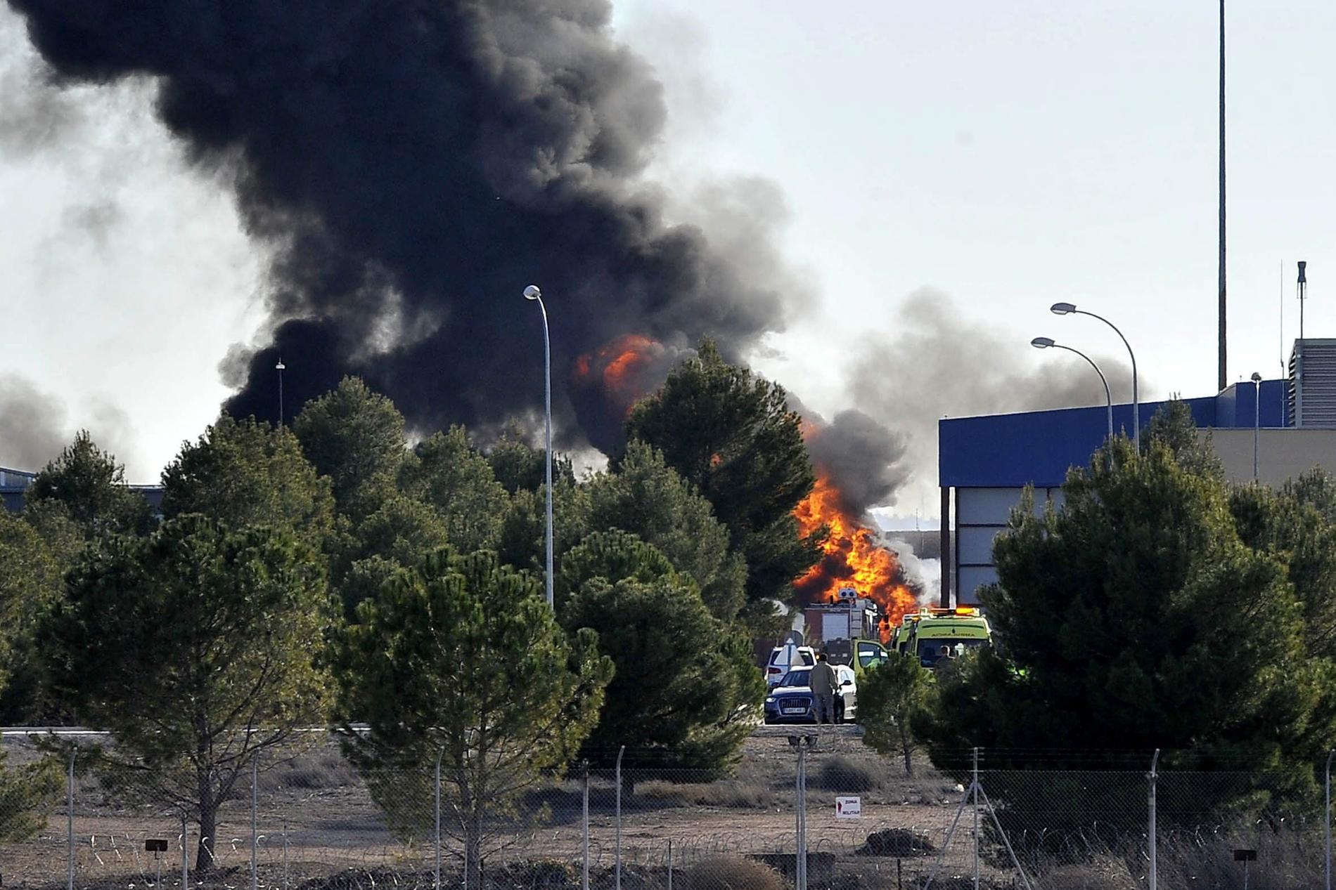 En rökpelare stiger mot himlen efter att ett F16-plan har kraschat på en militärbas i Spanien.