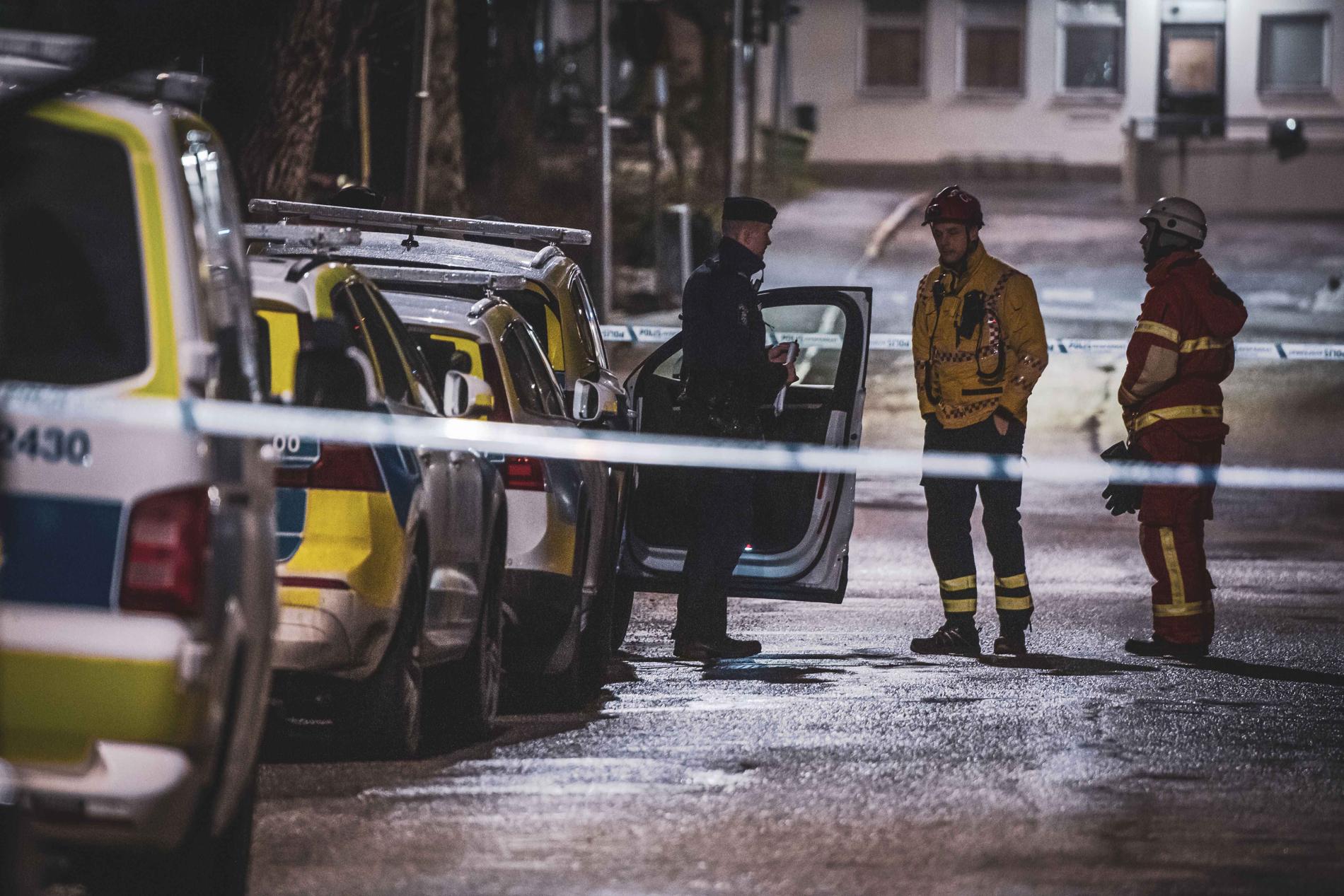 Polisavspärrningar efter en sprängning i Bagarmossen i södra Stockholm.