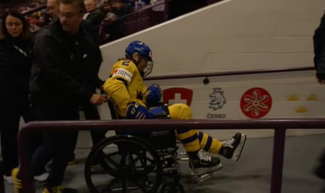 Paula Bergström tvingas lämna i rullstol. 