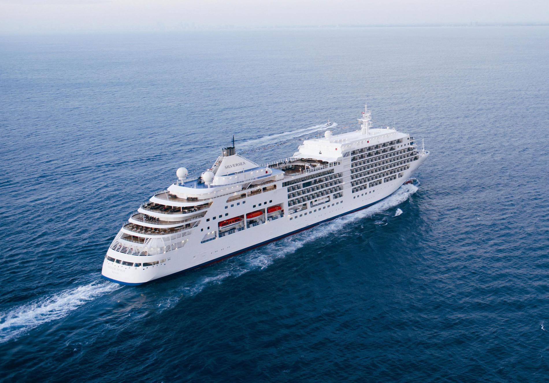 4. SILVER SPIRIT Silver Spirit är italienska rederiet Silverseas flaggskepp, är knappt 200 meter långt och tar max 540 gäster.