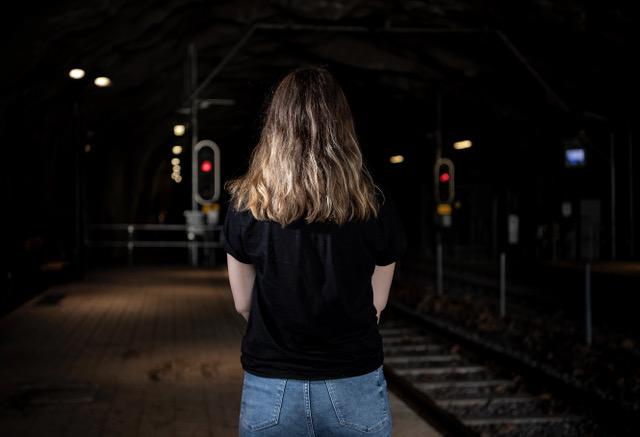 Linda, 24, stoppades av vakterna på tunnelbanan. På bussen blev hon våldtagen av en okänd man. 