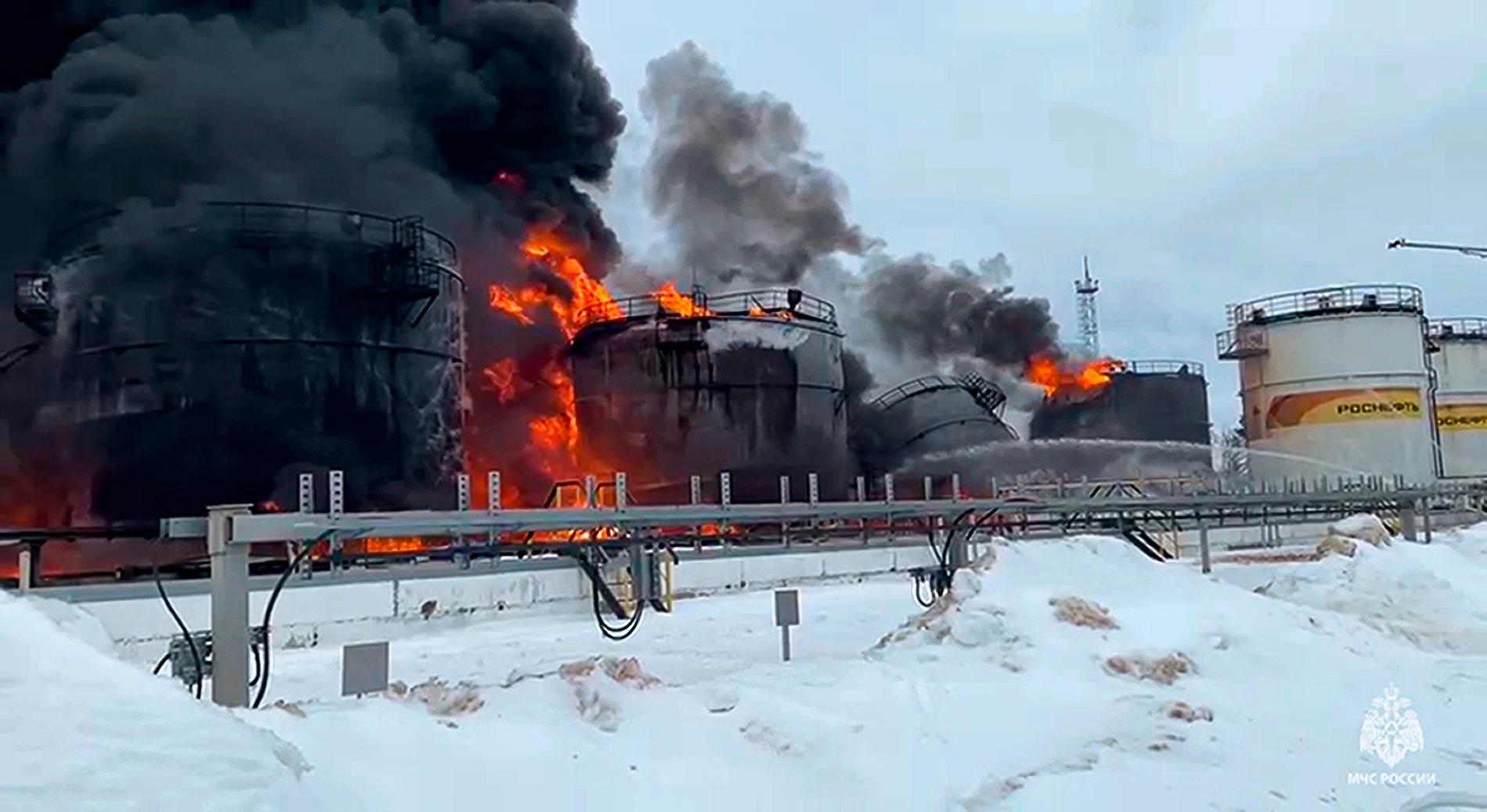 Oljedepåer i brand i den ryska gränsregionen Brjansk, i mitten av januari. Arkivbild.