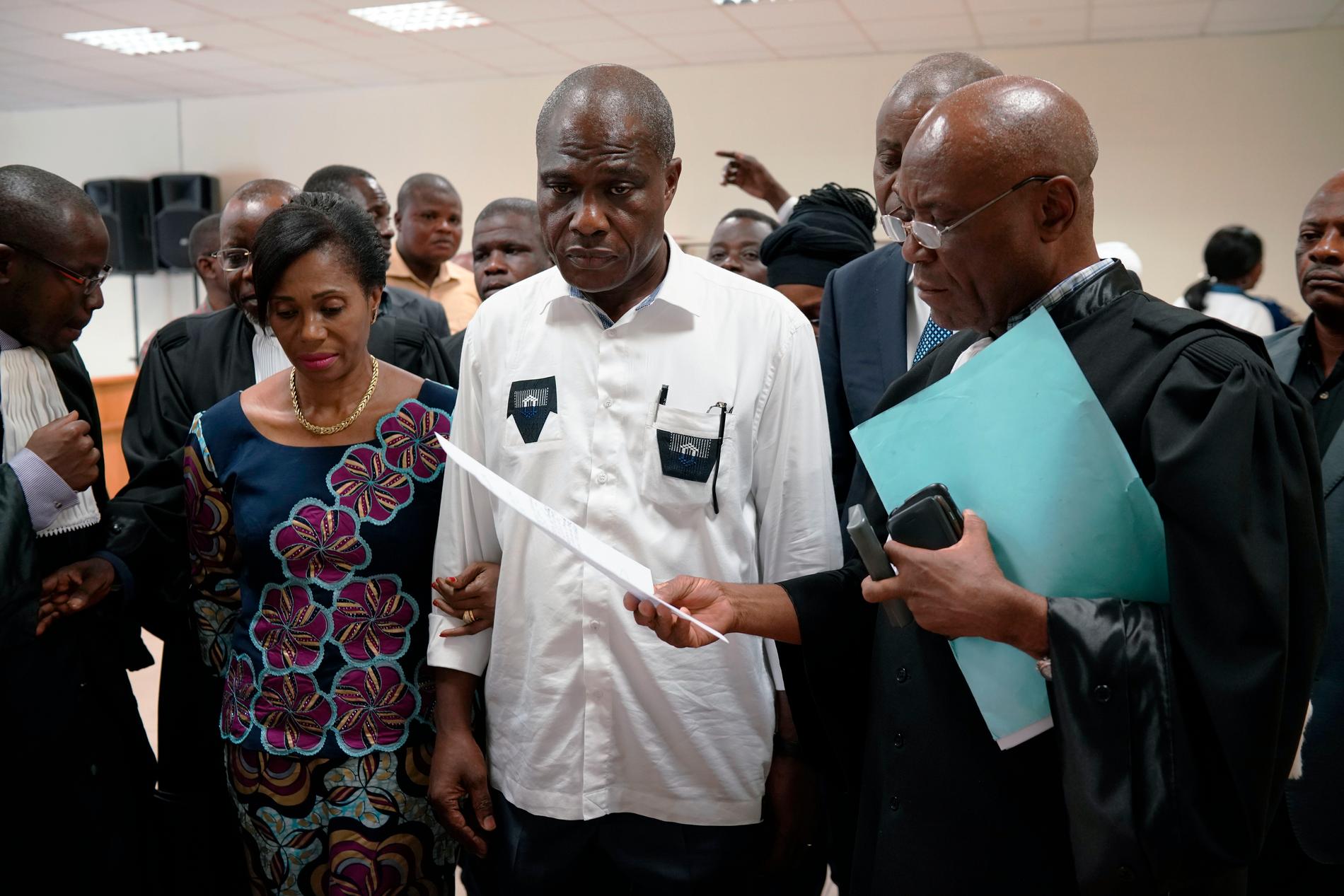 Oppositionspolitikern Martin Fayulu, här med sin fru och sina advokater, förlorade sin överklagan av valresultatet i Kongo-Kinshasa.