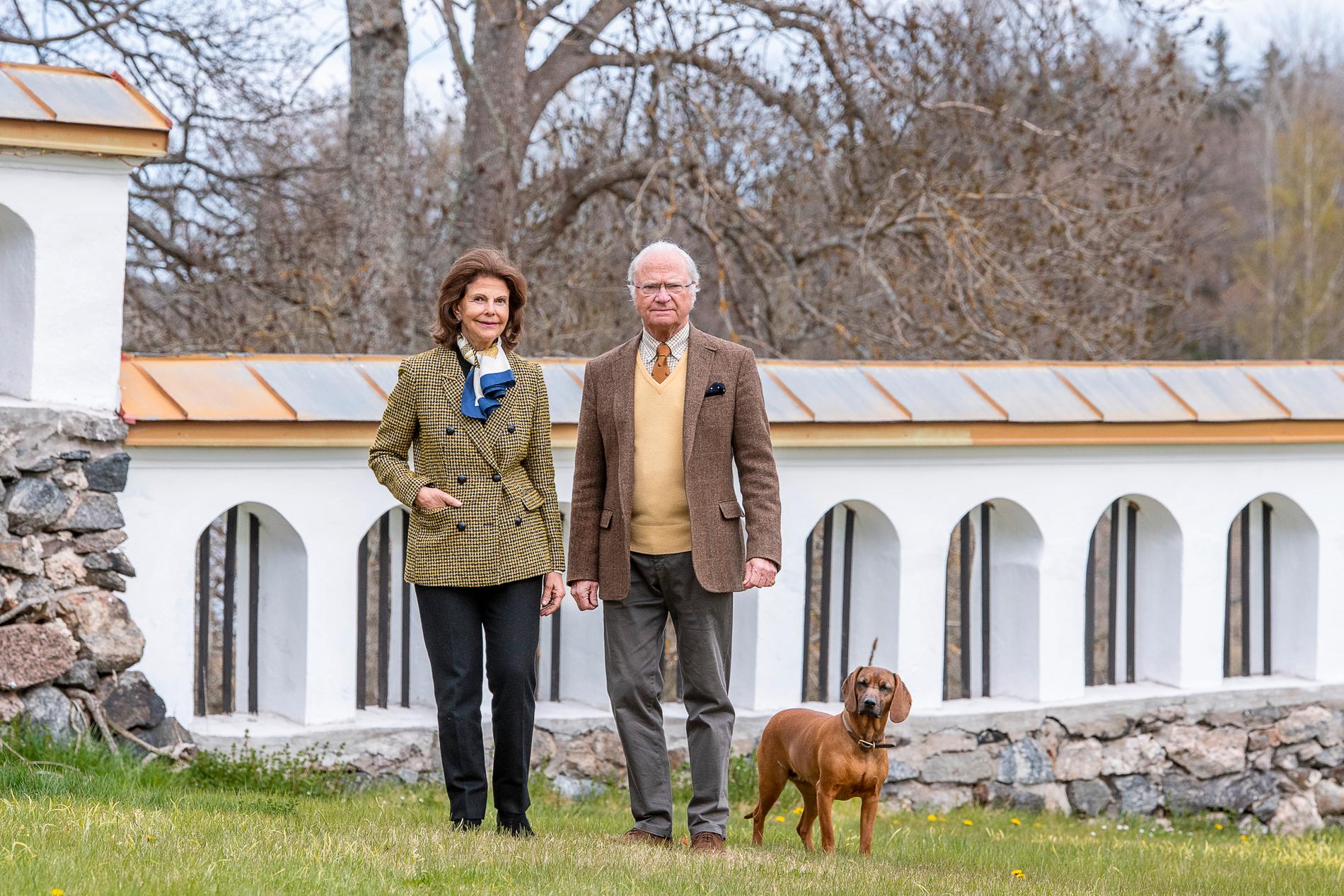 Drottning Silvia och kung Carl XVI Gustaf på sin dagliga promenad med hunden Brandie vid Stenhammars slott.