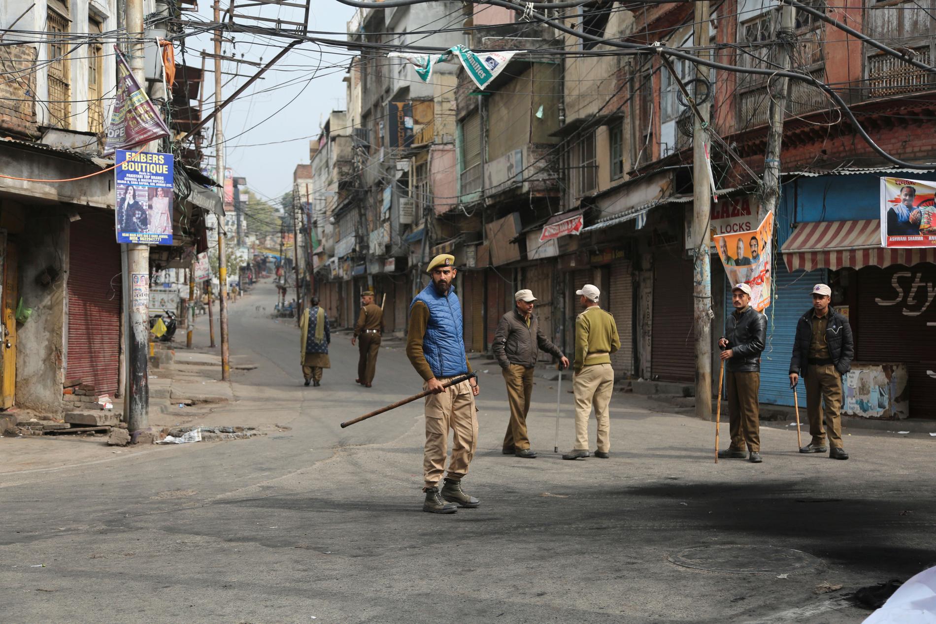 Indisk polis patrullerar i indiska Jammu, där utegångsförbud har utlysts efter attacken.