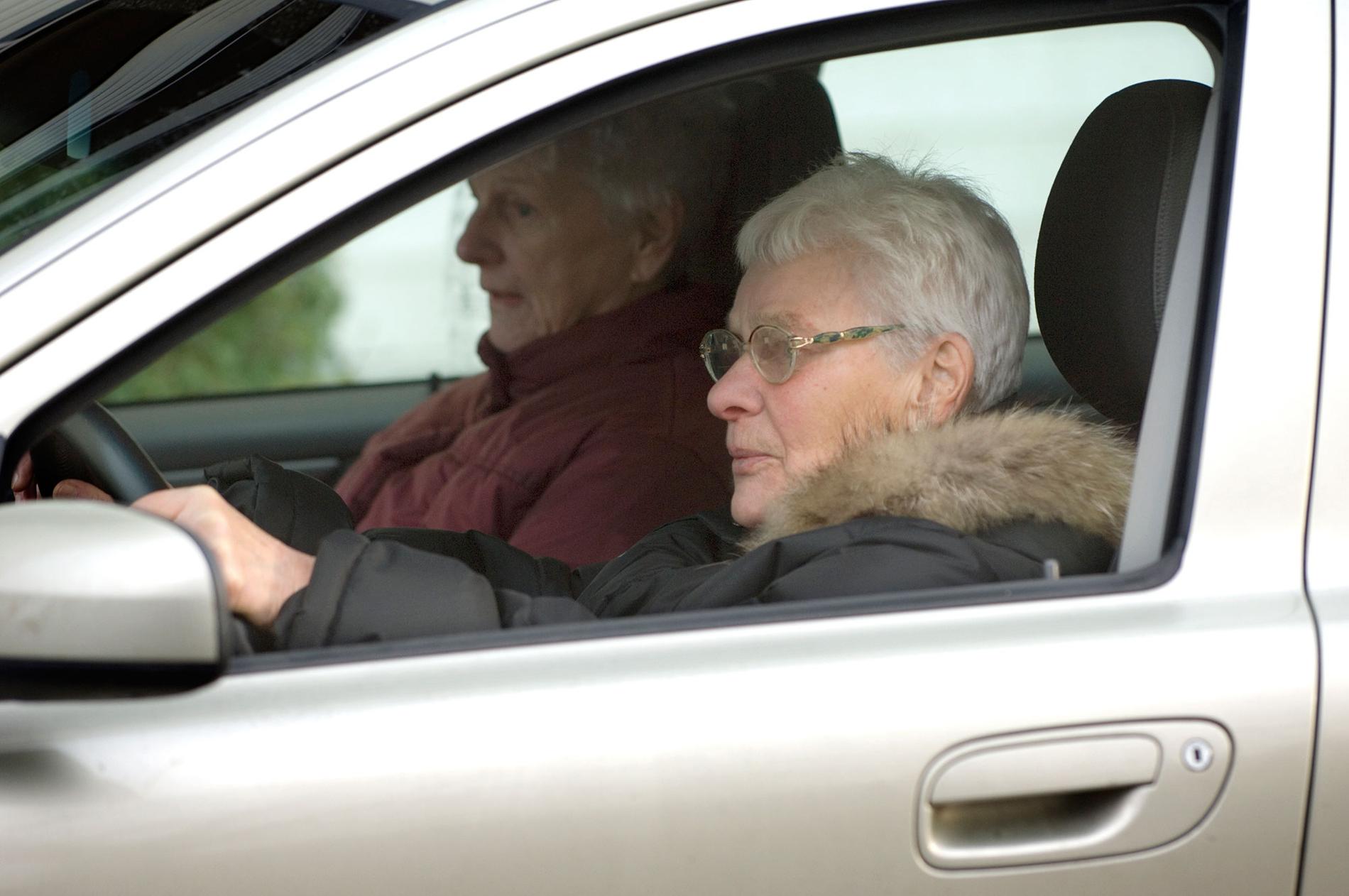 Vi blir allt äldre och det finns över en miljon bilförare över 70 år. Många äldre undviker att utsätta sig för besvärliga trafiksituationer.