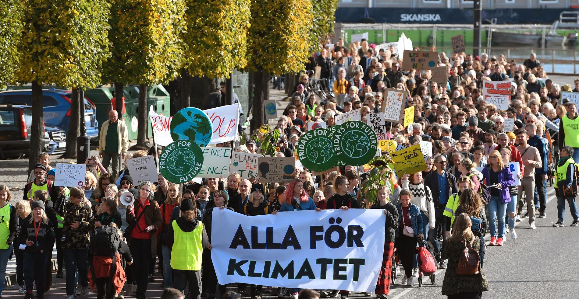 Miljoner människor världen över demonstrerade på fredagen för klimatet, här i Stockholm.