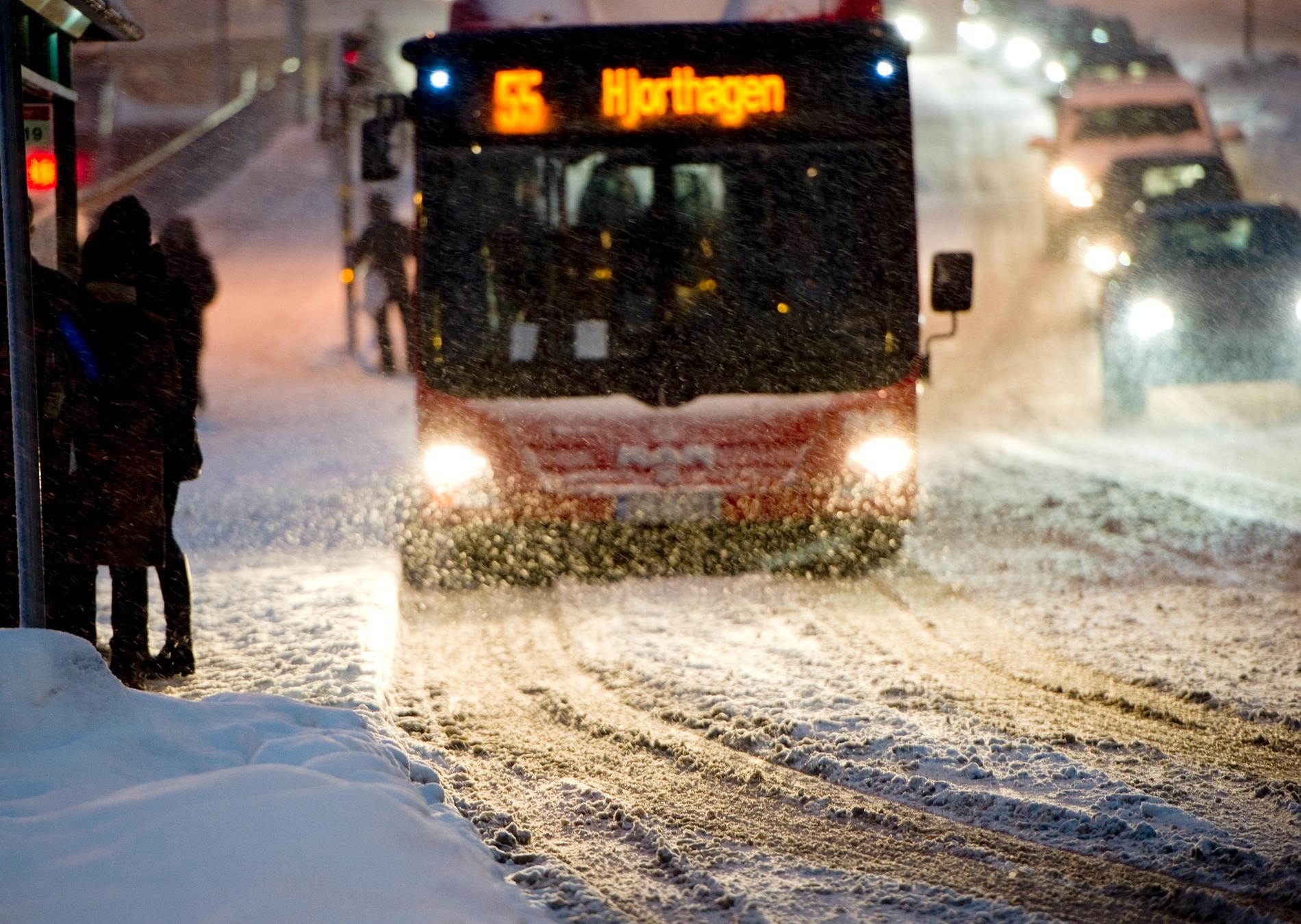Socialdemokraterna i Region Stockholm föreslår att exempelvis busschaufförer ska kunna övernatta nära jobbet när det finns risk för snökaos. Arkivbild.