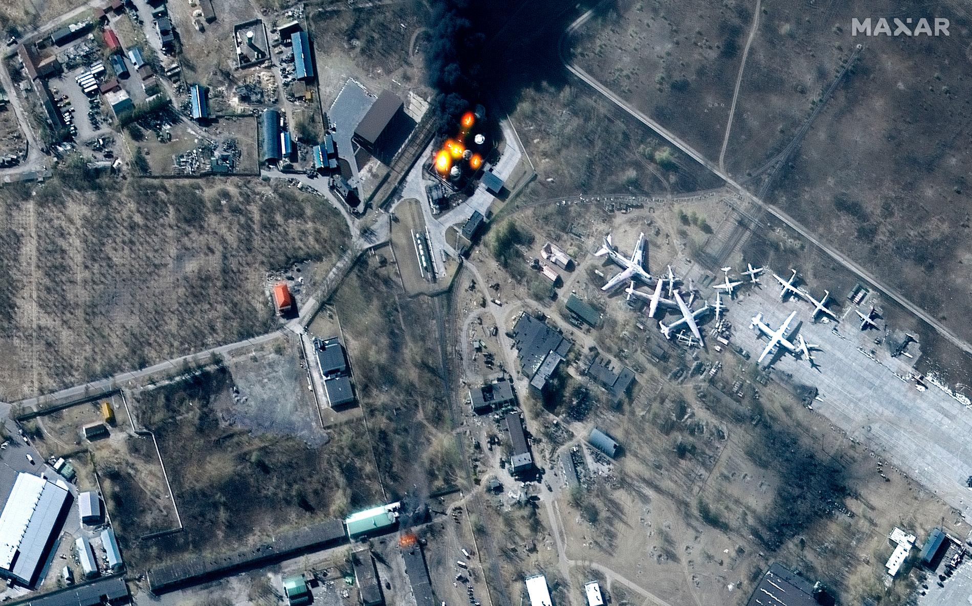 På en satellitbild från 11 mars syns en brand vid flygplatsen. 