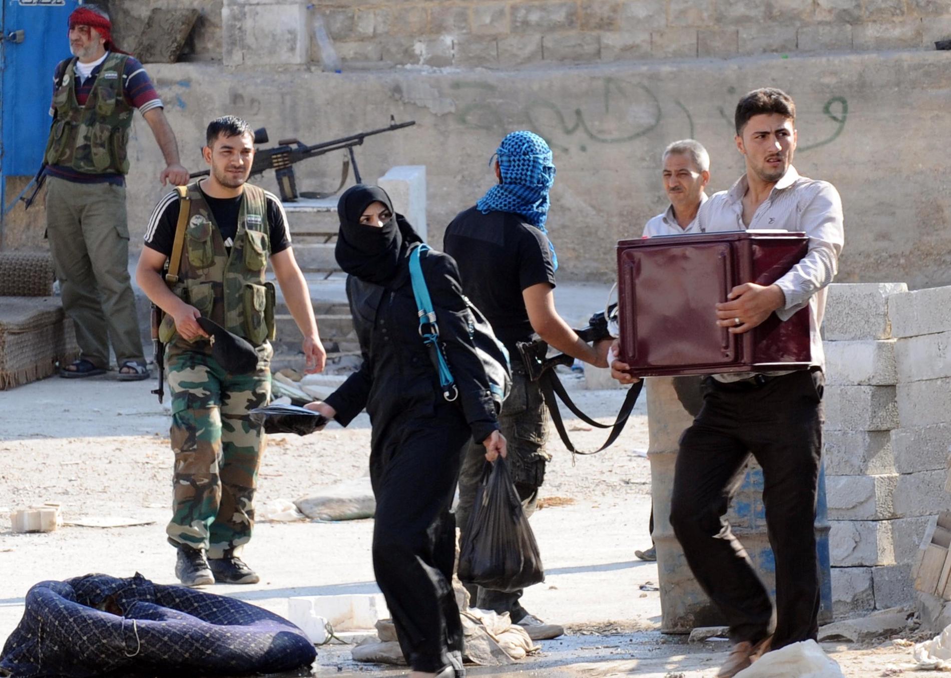 Civilia syrier samlar sina ägodelar och försöker fly de värsta av striderna i staden.