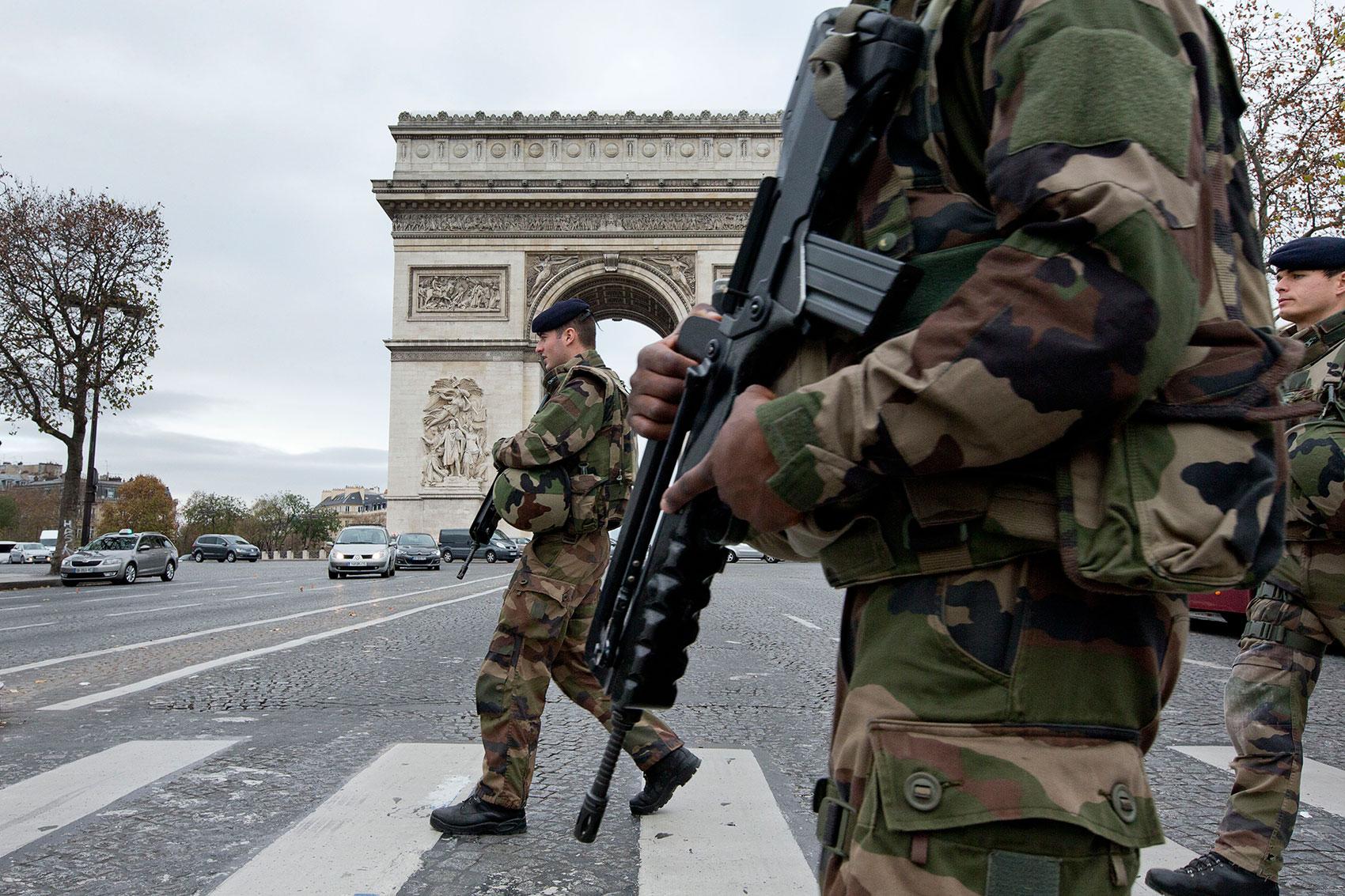 Fransk militär vid Triumfbågen, några dagar efter terrorattacken i Paris i november.
